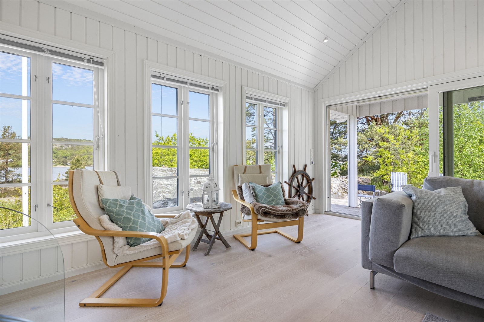 Skyvedør ut til uteplassen og fantastisk utsikt ut fra stuen Galleribilde