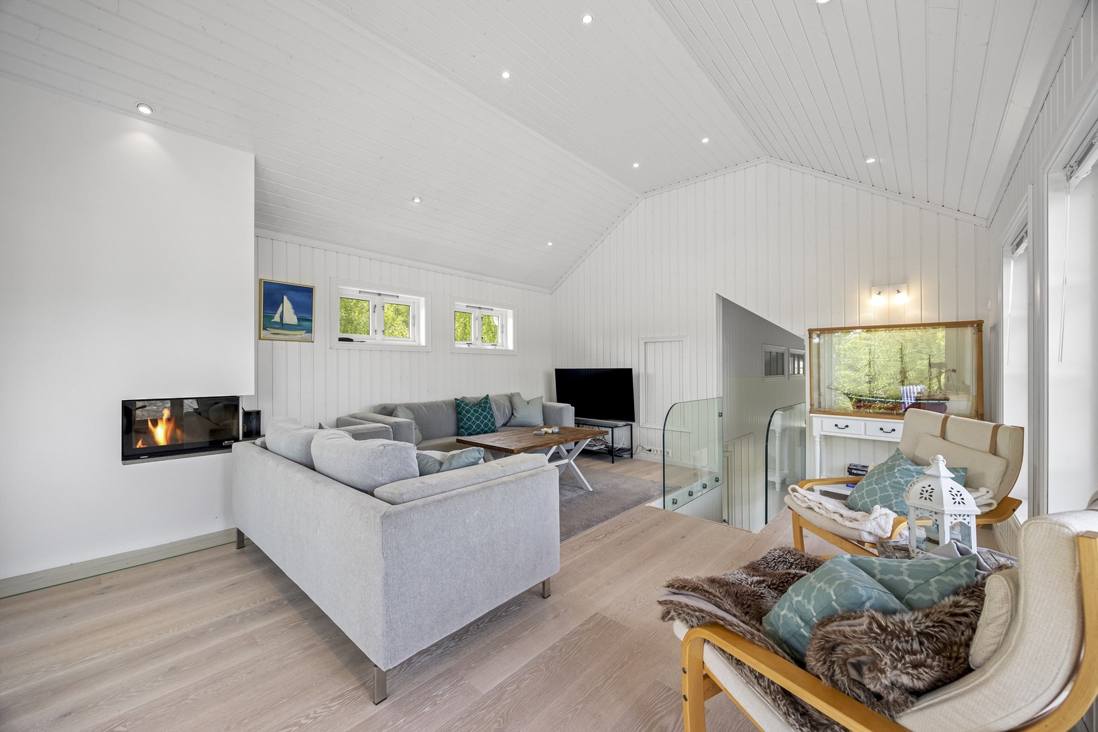 Flott stue med alkove/hems (inngang ved TV) og peisovn, samt god takhøyde og store vindusflater. Galleribilde