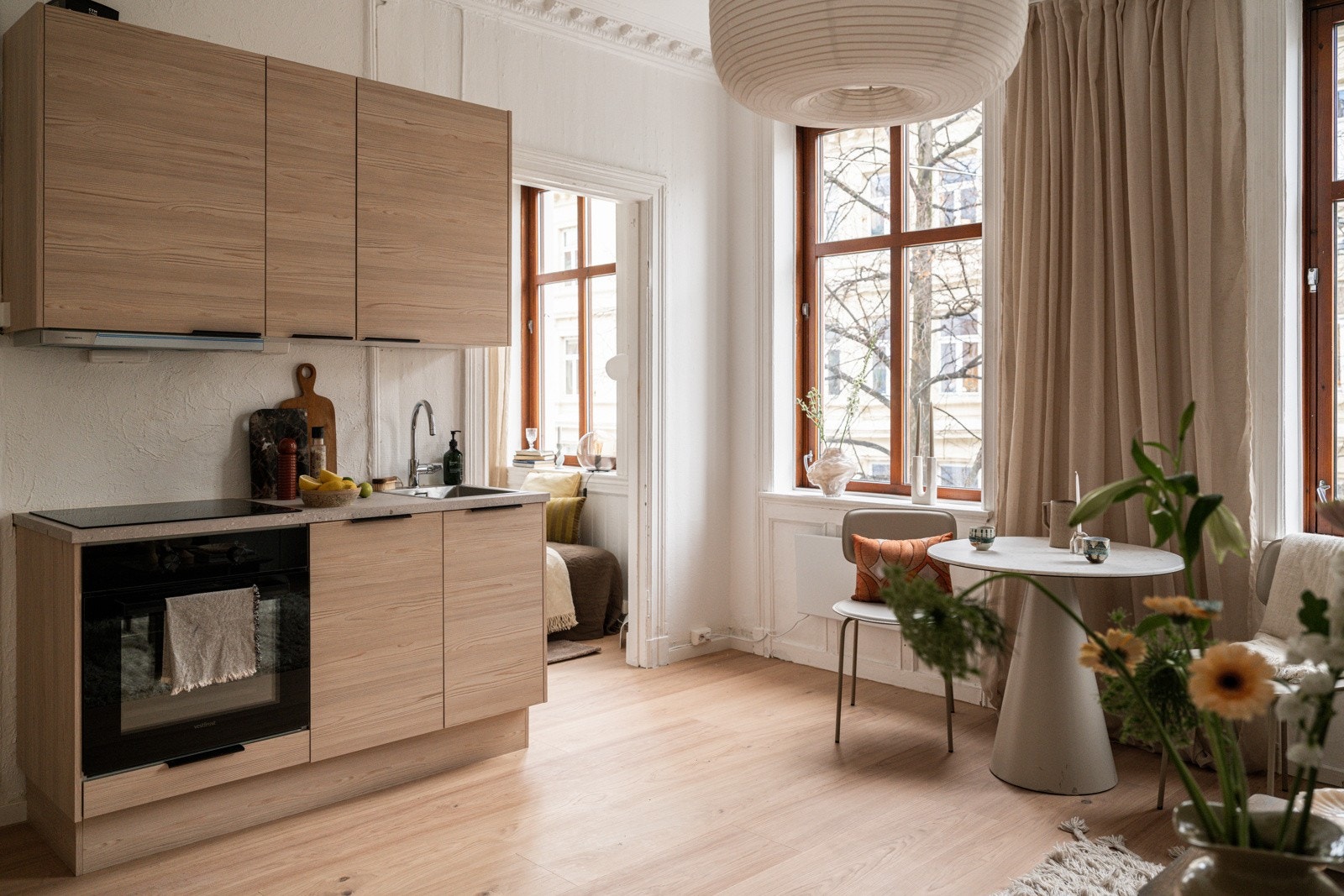 Beliggenheten i byggets 3. etasje med store klassiske vindusflater sørger for rikelig med naturlig lys, samtidig som det er lite innsyn og frodig utsyn på sommerstid. Galleribilde