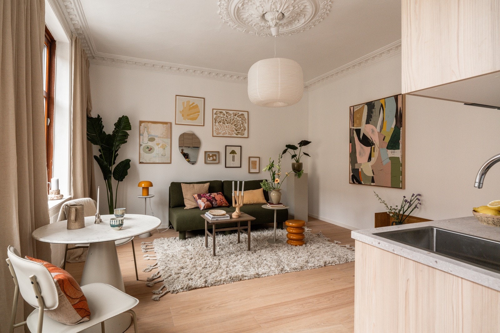 Stuen er enkel å møblere med både sofagruppe med salongbord og et spisebord. Galleribilde