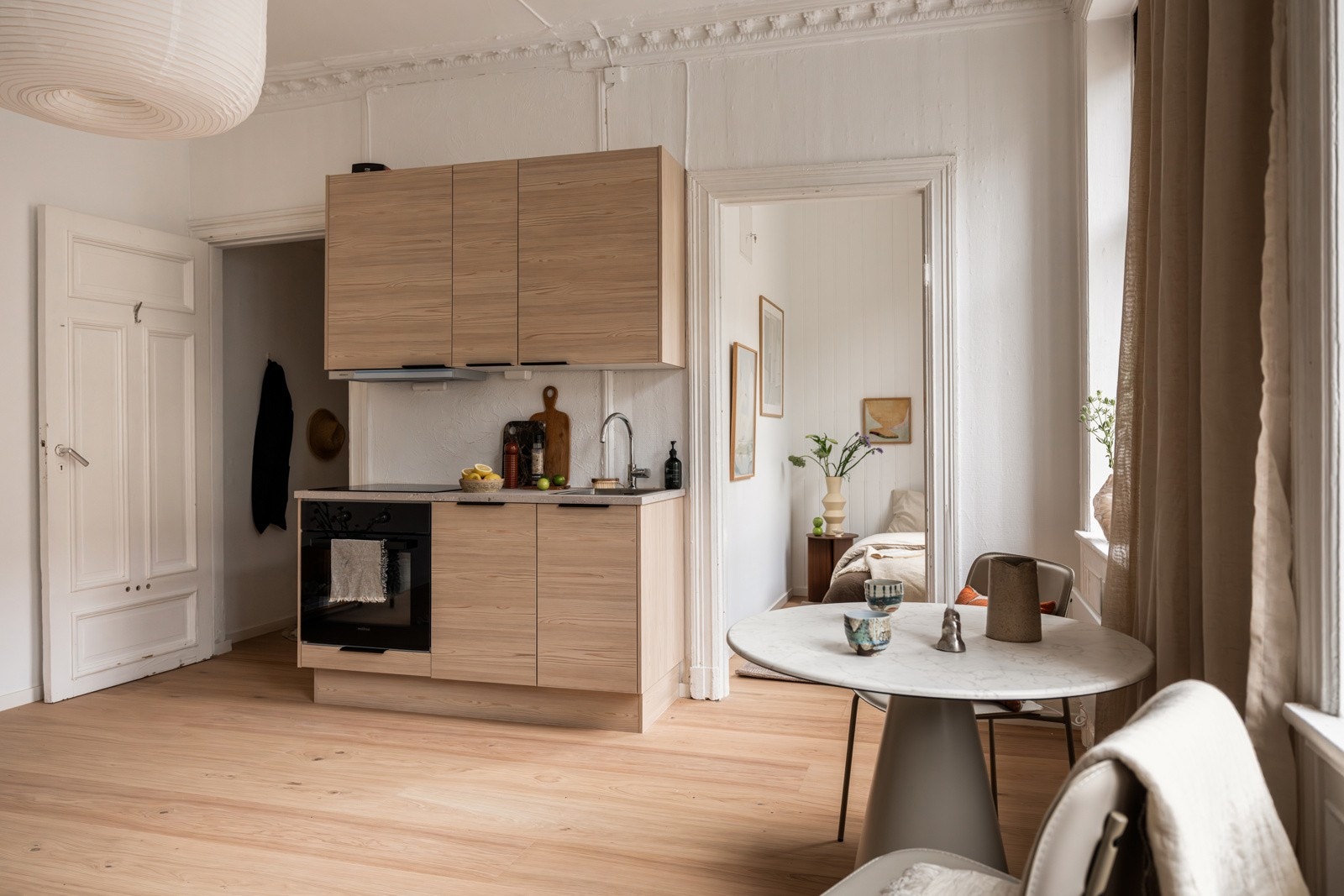 Lysinnslippet sammen med den gode takhøyden på ca. 2,9 meter gir en god og luftig romfølelse. Galleribilde