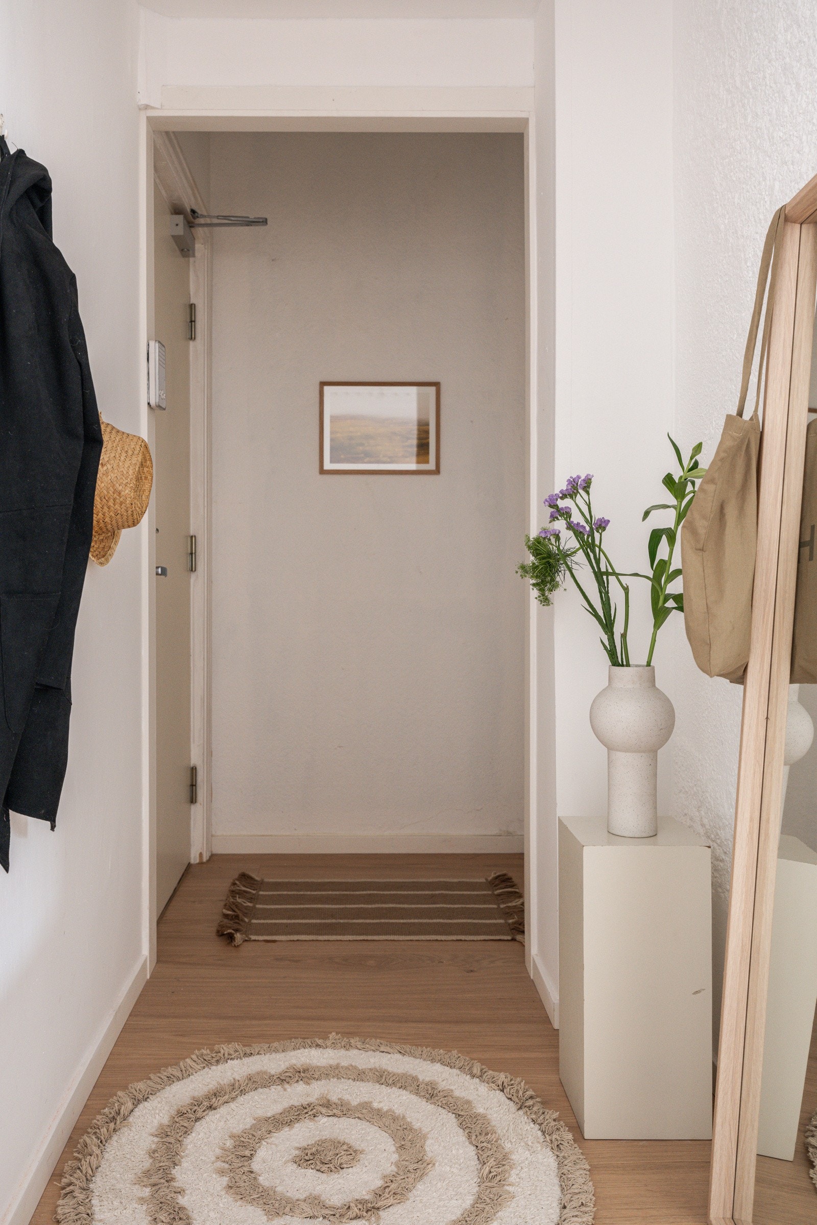 Du ønskes velkommen inn i en lys og innbydende entré med plass til sko og oppheng av yttertøy. Galleribilde