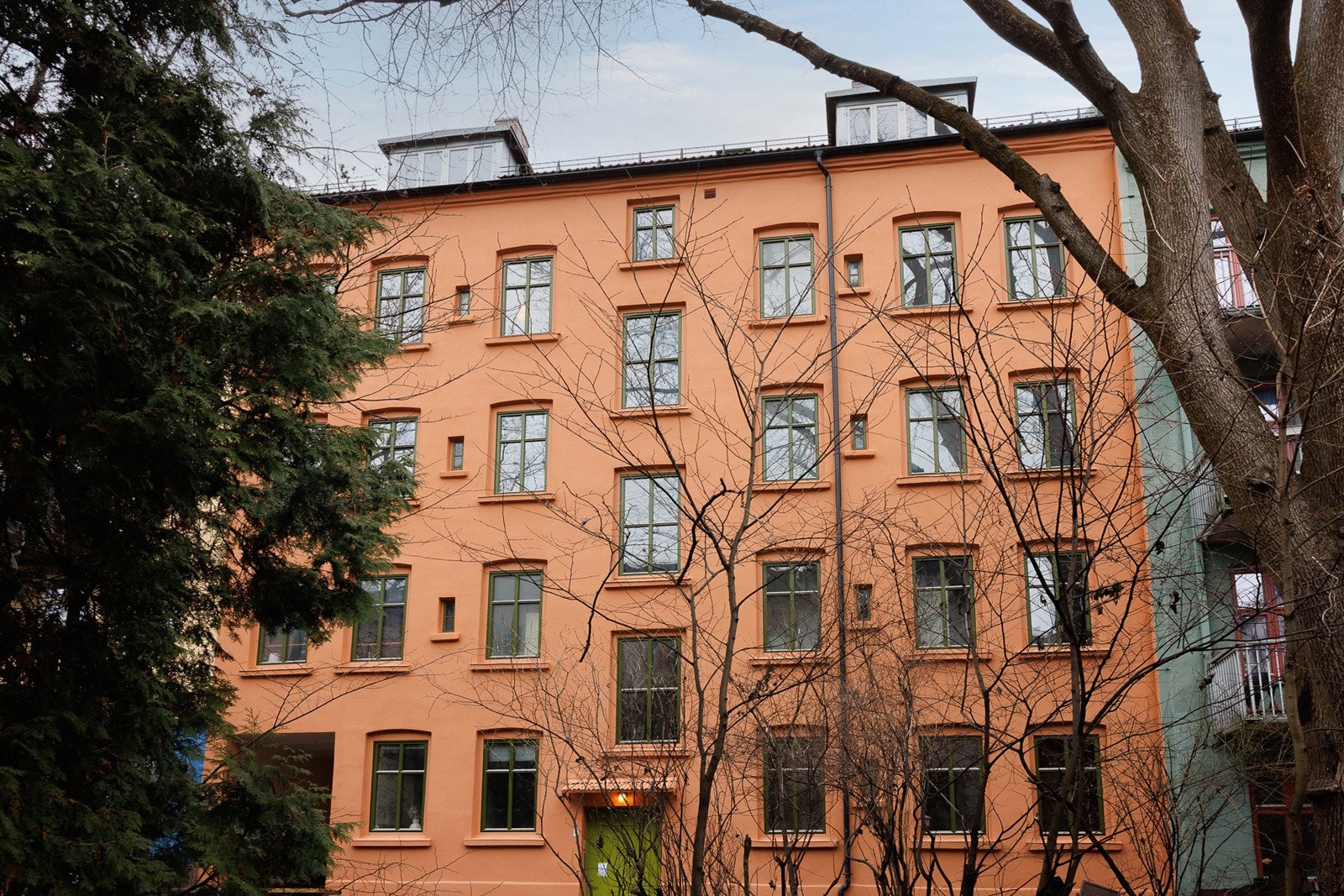 Meget sentral beliggenhet på Grünerløkka med kort gange til alt du kan tenke deg av butikker, kaféer, spisesteder, barer mm. Galleribilde