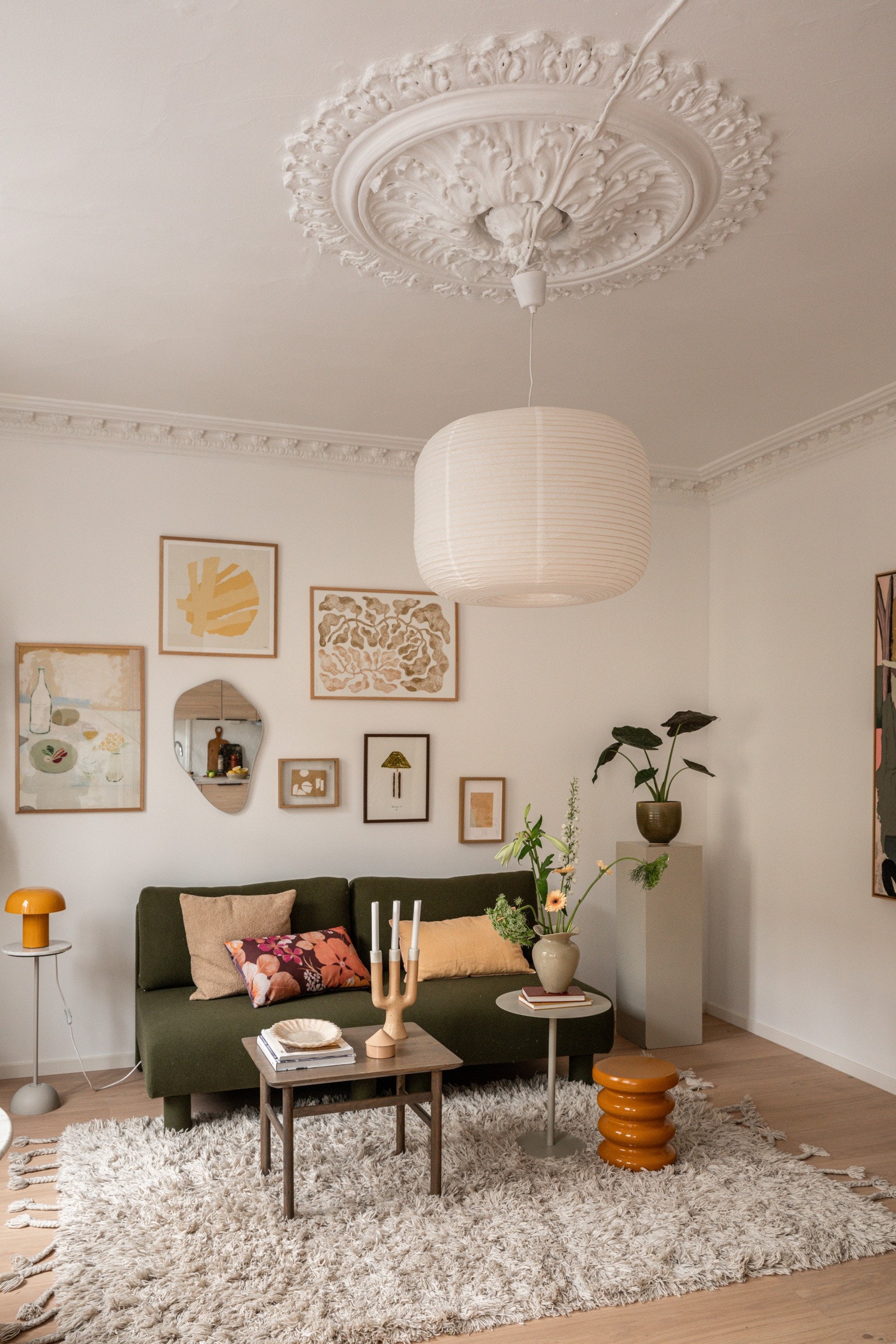 God standard med pen enstavs lamellparkett på gulv og lysmalte overflater. Galleribilde