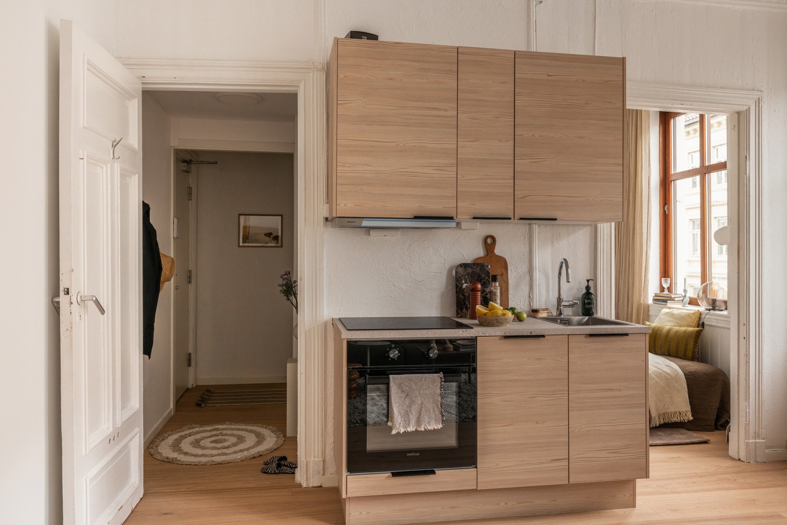 Ny og moderne kjøkkeninnredning med glatte fronter og laminert benkeplate med nedfelt oppvaskkum. Kjøkkenet er utstyrt med medfølgende integrerte hvitevarer som nedfelt induksjonstopp, stekeovn og oppvaskmaskin. Det er montert waterguard og komfyrvakt. Galleribilde