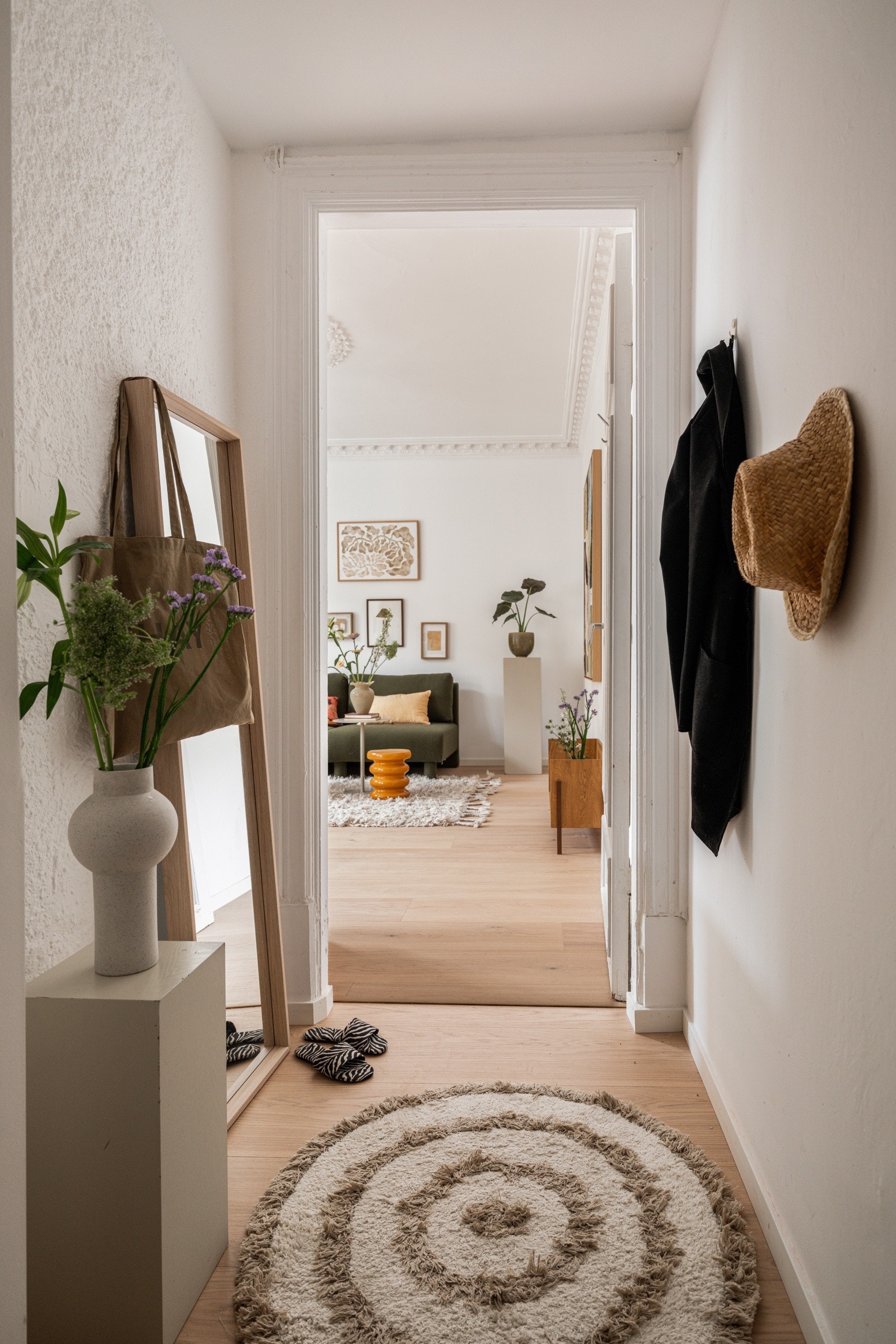 Allerede når du trer inn i leiligheten får du et svært godt førsteinntrykk av boligen, som ble oppusset i 2025/26. Galleribilde