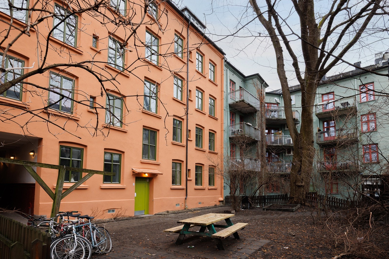 Felles bakgård med plass til sykler og felles sittegruppe. Kvartalet har åpne bakgårder ihht regulering. Galleribilde
