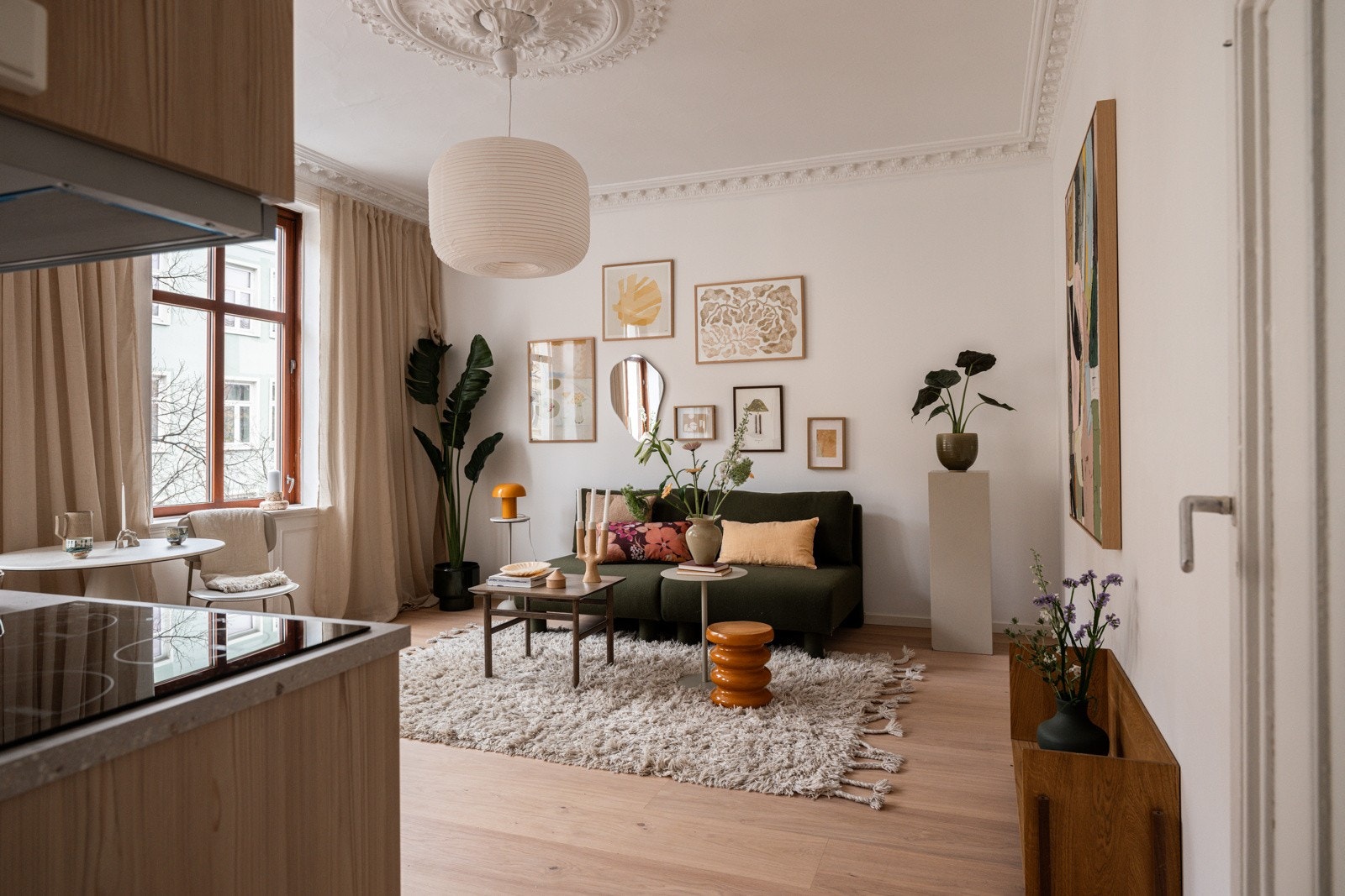 Leiligheten ligger i byggets 3. etasje og har flere store klassiske vinduer som gir nydelig lysinnslipp. Galleribilde