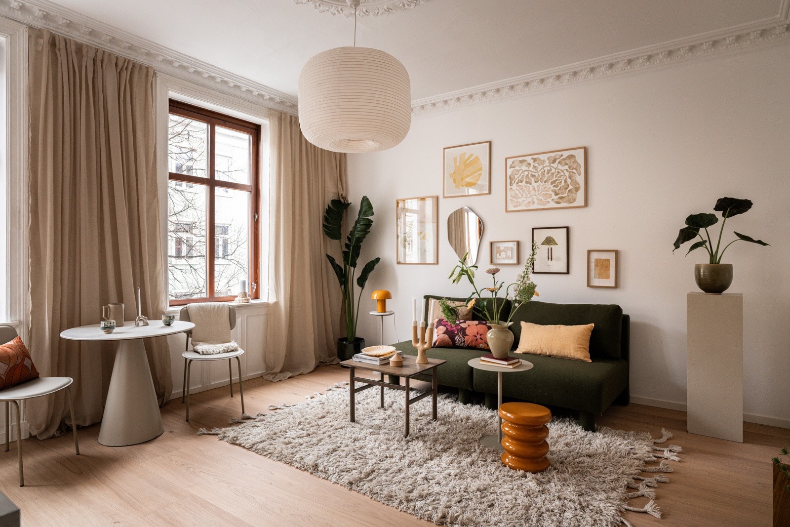 Stuen er det naturlige oppholdsrommet i leiligheten, og er et lyst og fint rom. Galleribilde