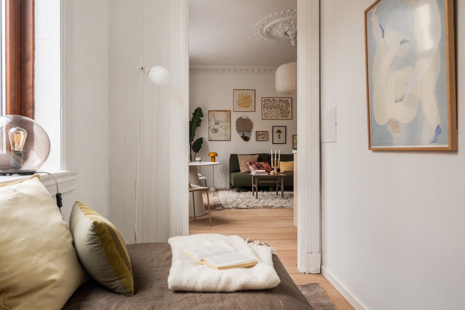 I soverommet er det stor klassisk vindu som slipper inn fint lys og som gir gode luftemuligheter. Galleribilde