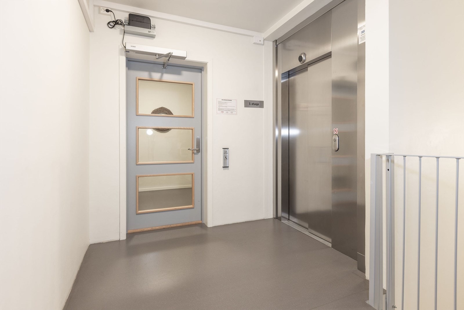 Det er både heis og trapp til etasjene. Galleribilde