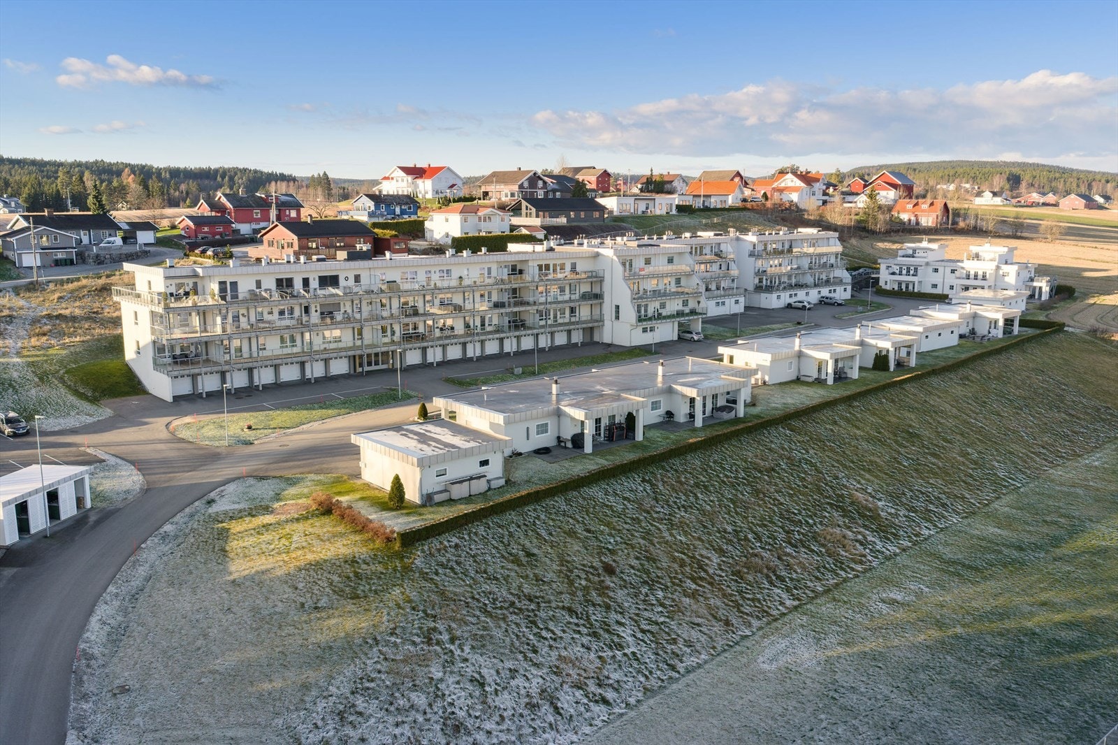 Sameiet har store, flotte arealer med godt merkede turstier, samt trygge og fine aktivitetsområder for både barn, unge og voksne. Her får man et sosialt og fint nabolag med lite støy og godt naboskap hvor alle ivaretar hverandre. Galleribilde