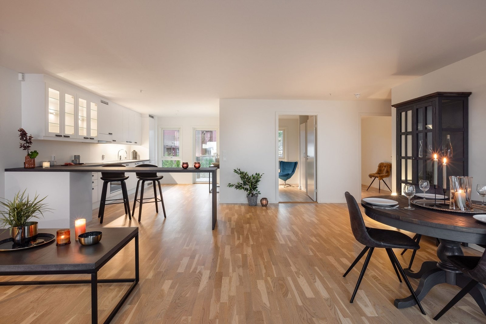 Kjøkken og stue ligger i en moderne og åpen løsning. Dette er selve hjertet i leiligheten. Galleribilde