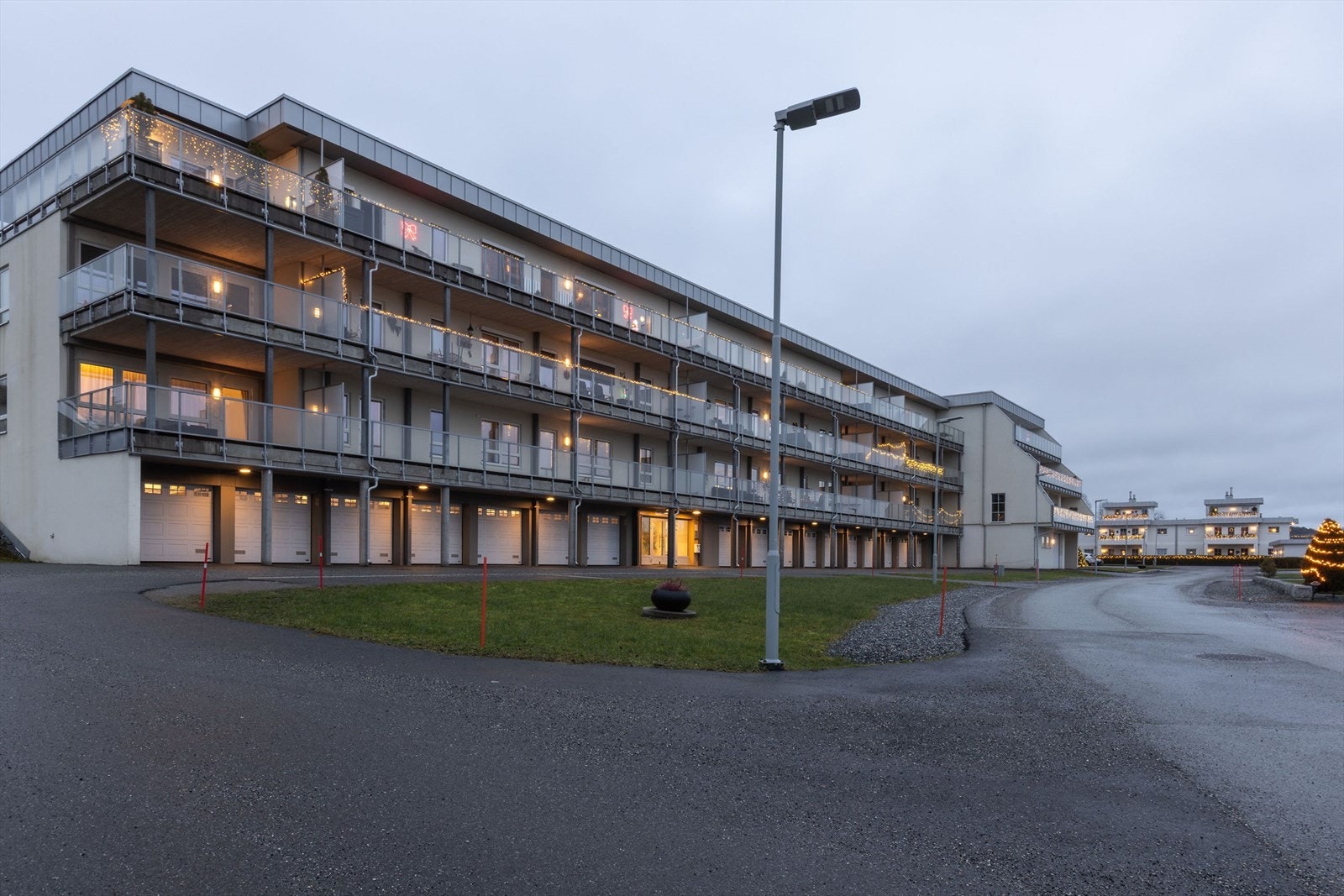 Garasjeanlegget ligger i boligblokkens 1. etasje med adkomst fra bakkeplan via motoriserte portåpnere. Leilighetene har egen garasjeport tilknyttet sin biloppstillingsplass. Galleribilde