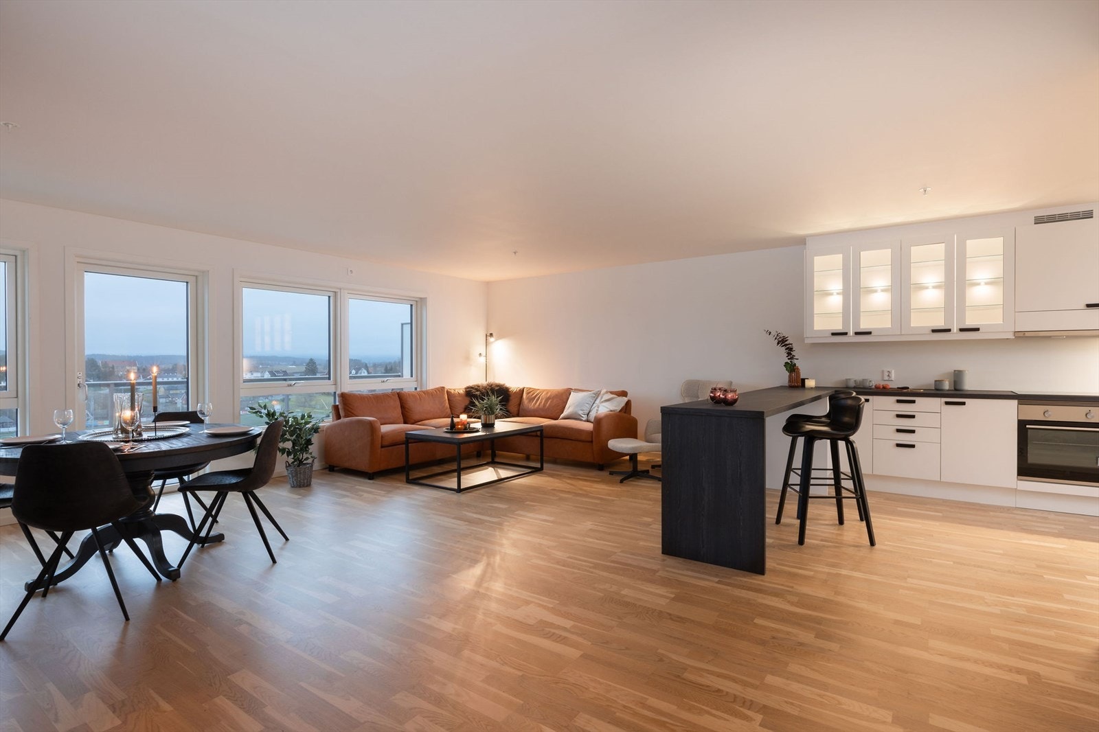 Leiligheten er gjennomgående og rommet har store vinduer som gir fin lysgjennomstrømming. Galleribilde