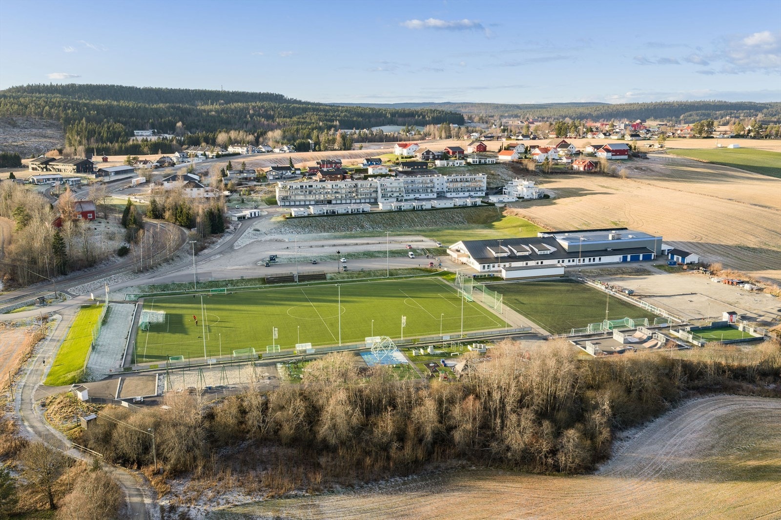 Idrettslaget har et stort og veldrevet anlegg på Høland Stadion med bl.a. treningsstudio, aktivitetspark, kunstgress og idrettshall. I flerbrukshallen er det en populær kafe som er et naturlig møtepunkt for nærmiljøet og for besøkende til hallen. Galleribilde