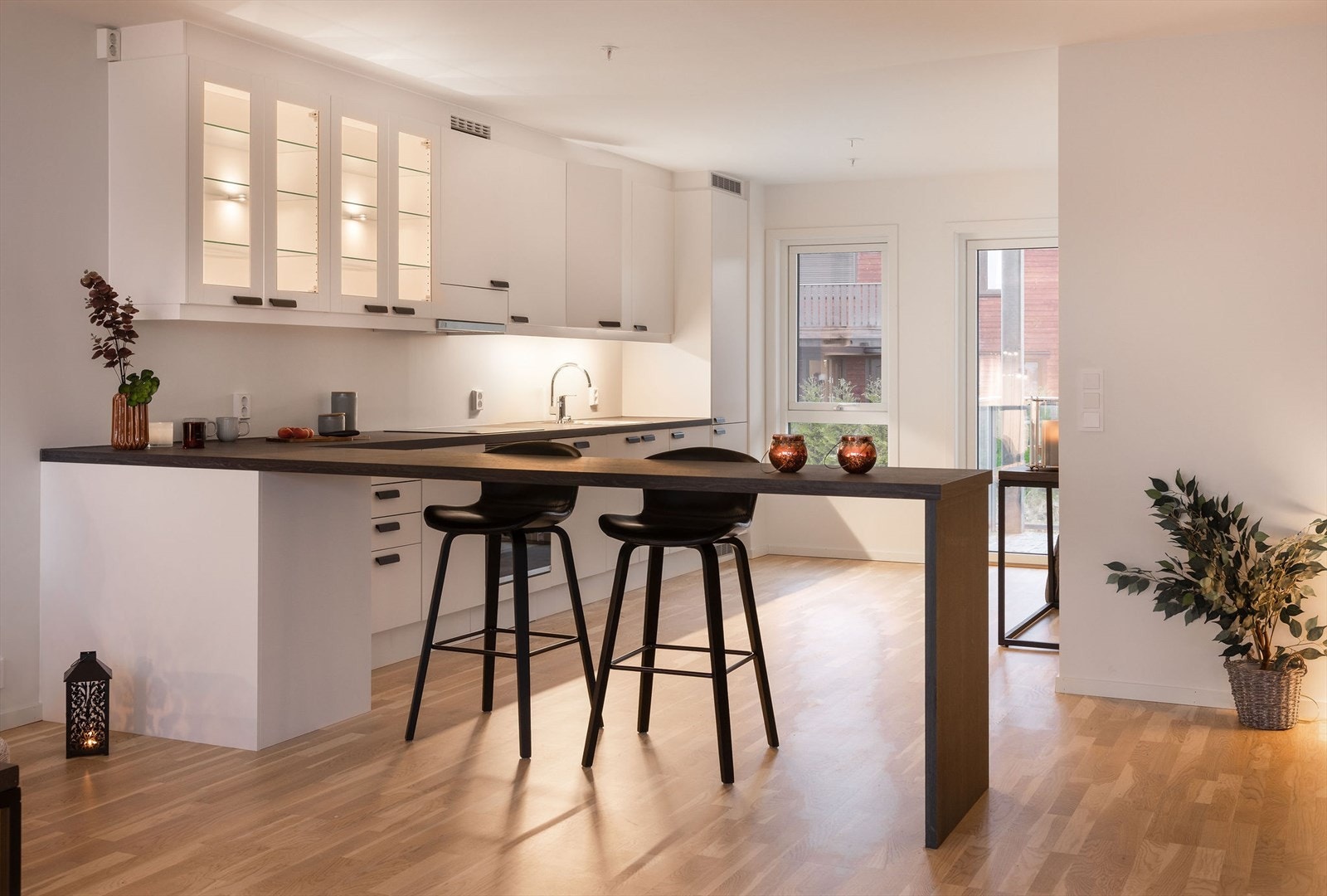 Kjøkkenet har integrerte hvitevarer som platetopp, komfyr, kjøl/frys og oppvaskmaskin. I tillegg er det montert Nibe varmepumpe i rommet. Leiligheten har Fasec energisystem som gir god inneluft året rundt, og det kan også luftes gjennom store vinduer. Galleribilde