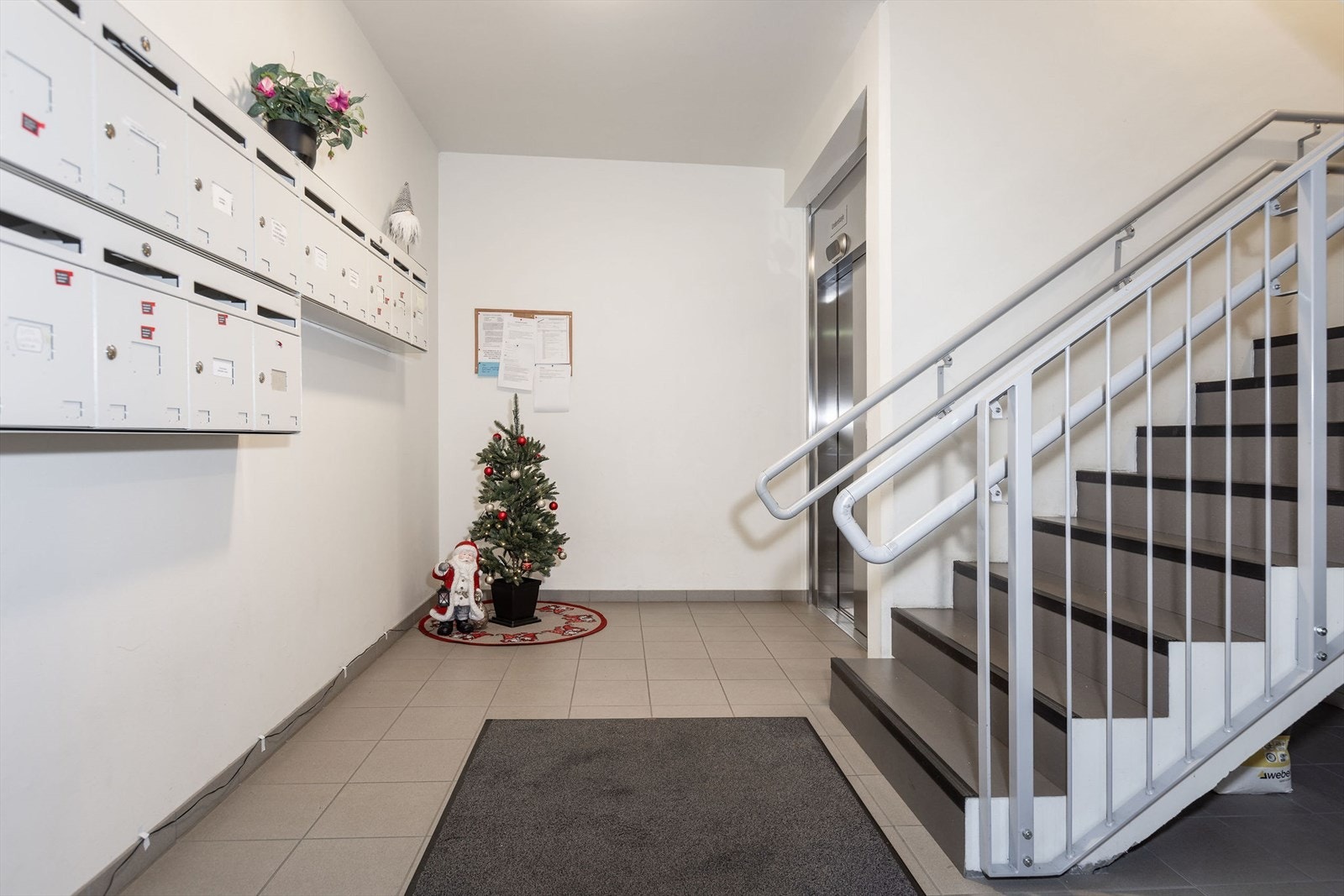 Fra adkomstgangen ved inngangspartiet er det heis og trapp ned til felles garasjeanlegg. Galleribilde