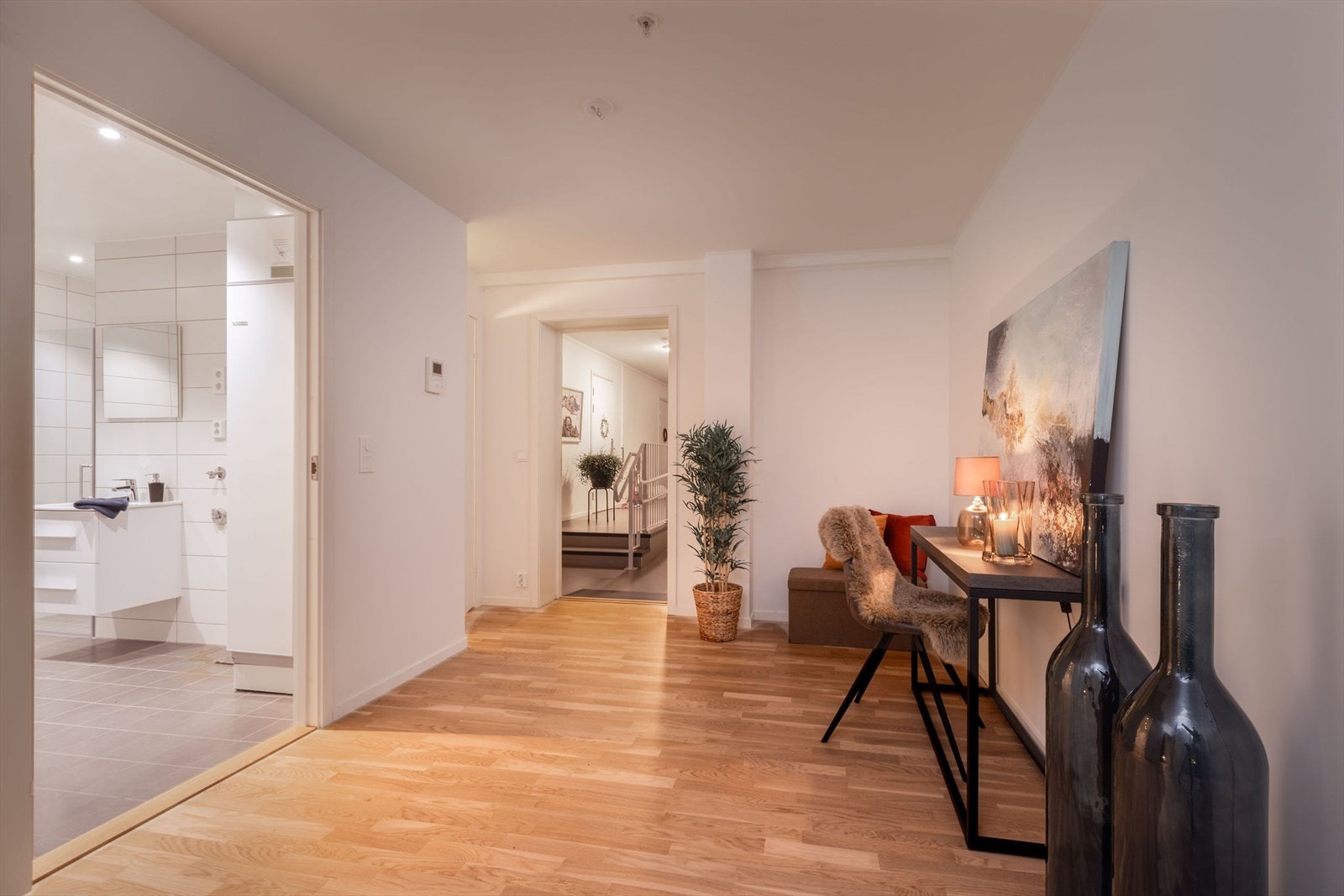 Entreen har parkettgulv og veggene har en behagelig, tidsriktig farge. Det er plass til flere garderobeskap i entreen. Galleribilde