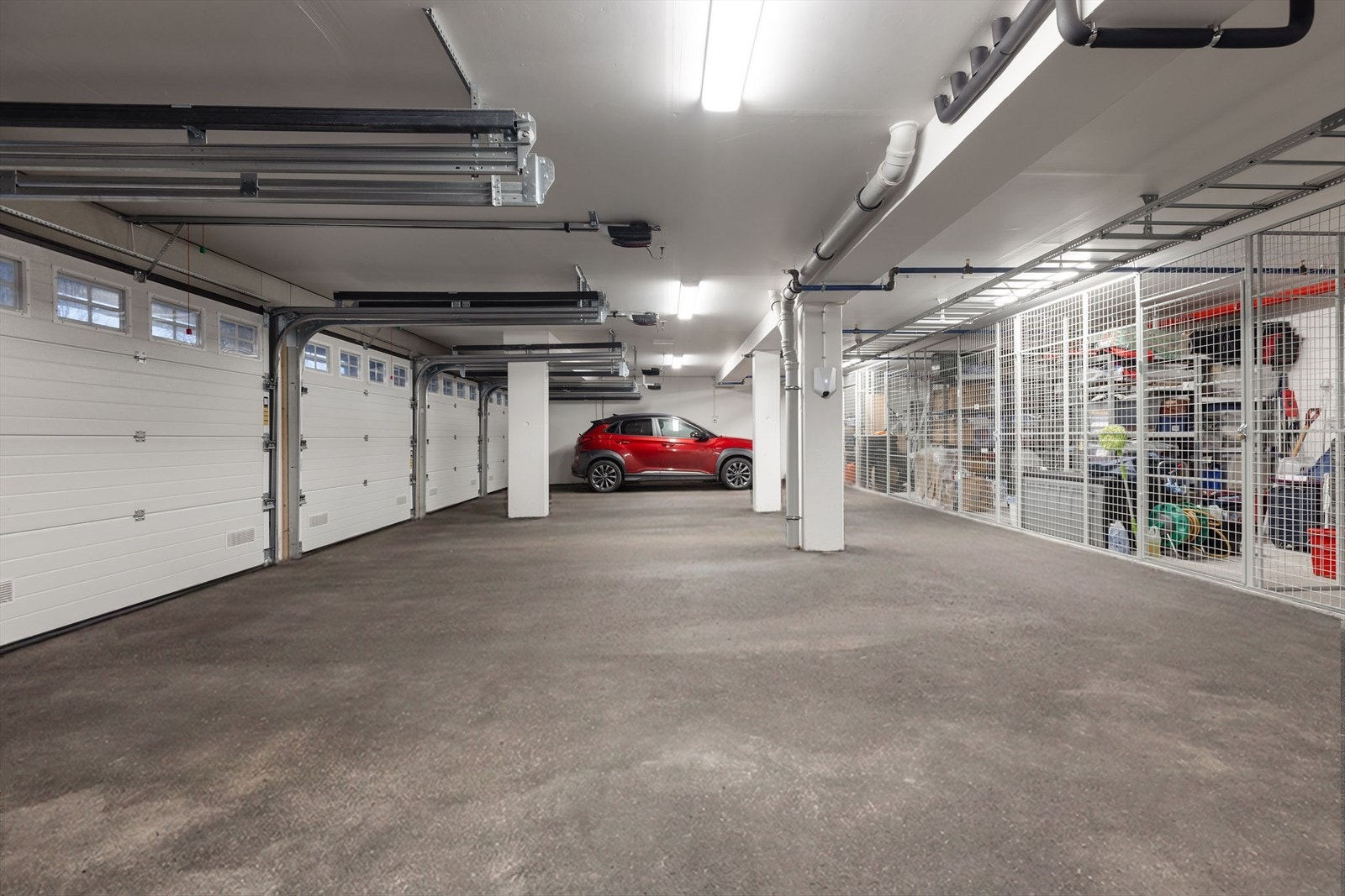 Installasjon av elbillader i garasjeanlegget må bekostes av hver enkelt leilighet. Det er heisadkomst og trappeløp til leilighetene. Galleribilde