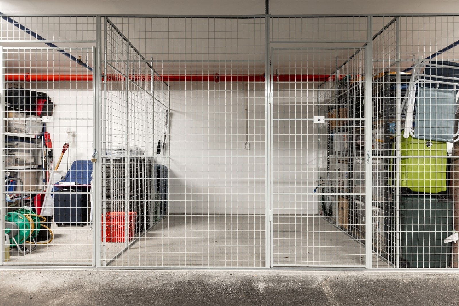 I garasjeanlegget er også leilighetenes tilhørende boder plassert. Galleribilde