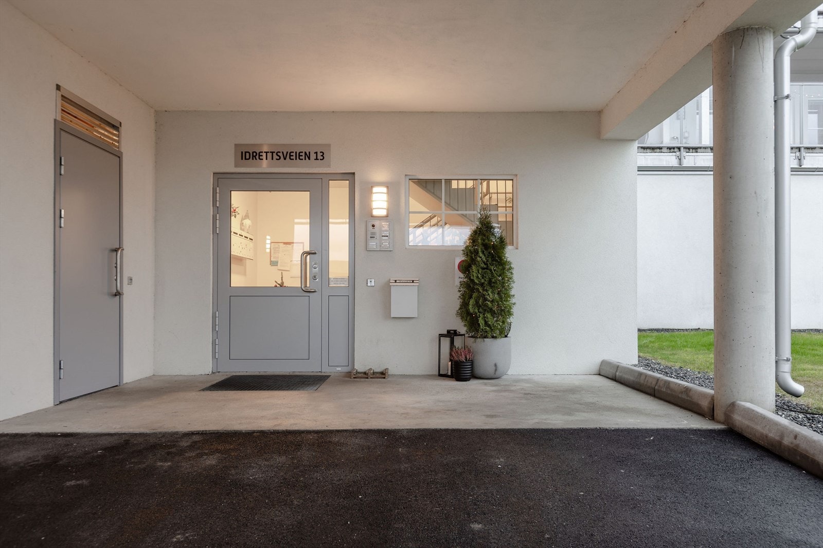 Inngangspartiet er overbygget og ryddig. Det er callinganlegg til leilighetene. Galleribilde
