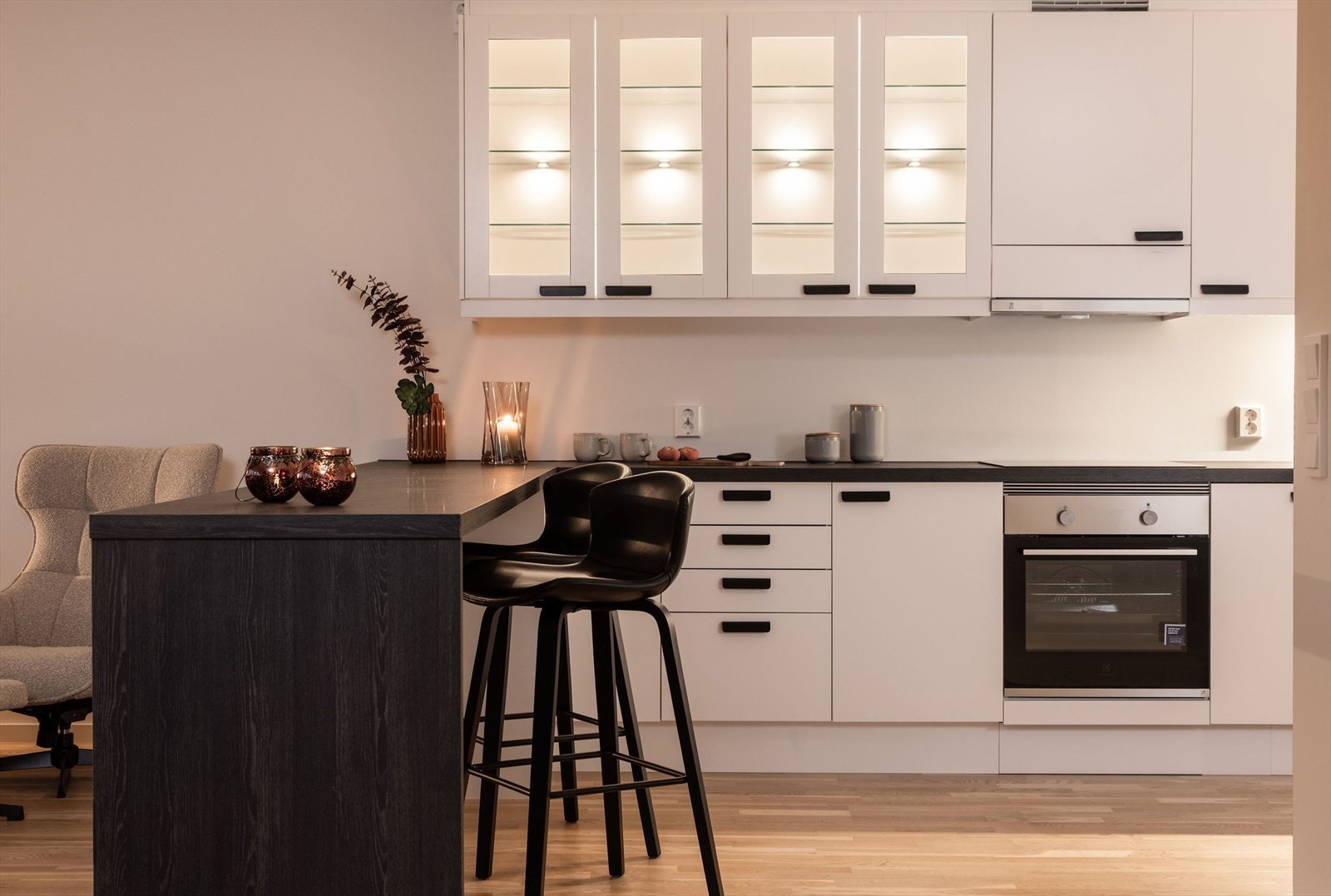 Innredningen har høy standard og er av god kvalitet. Det er parkett på gulvet, og veggene er malt i lyse, tidsriktige farger. Galleribilde