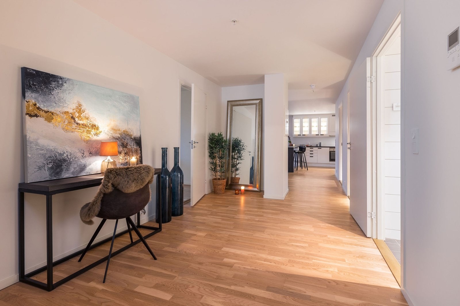 Det er tre gode soverom i leiligheten, alle med adkomst fra gangen. Alle soverommene har parkettgulv og lysmalte vegger. Det er plass til skap og ellers gode lagringsmuligheter i sportsbod i garasjeanlegget. Galleribilde