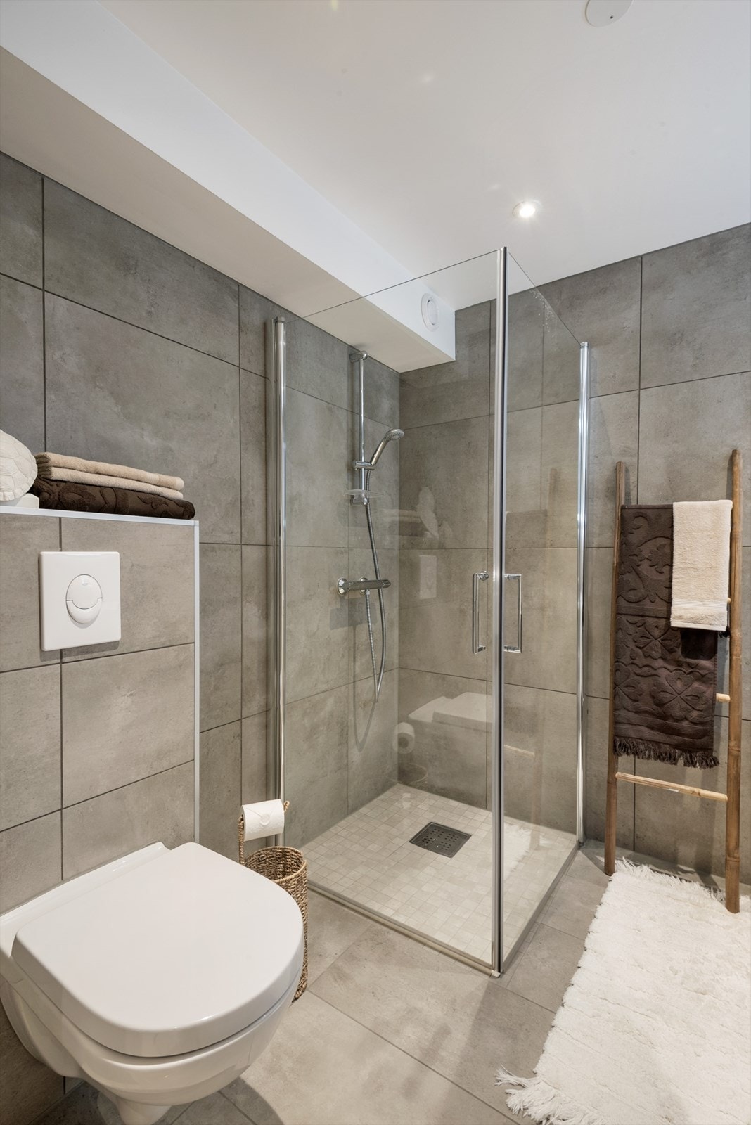 Delikat bad i lune farger. Galleribilde