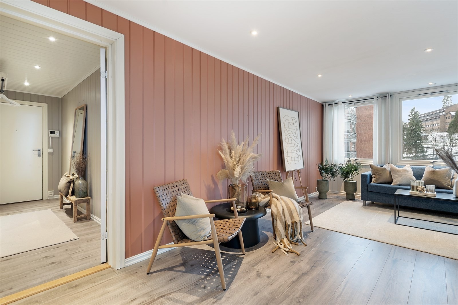 Innbydende stue med adkomst til gang. Galleribilde