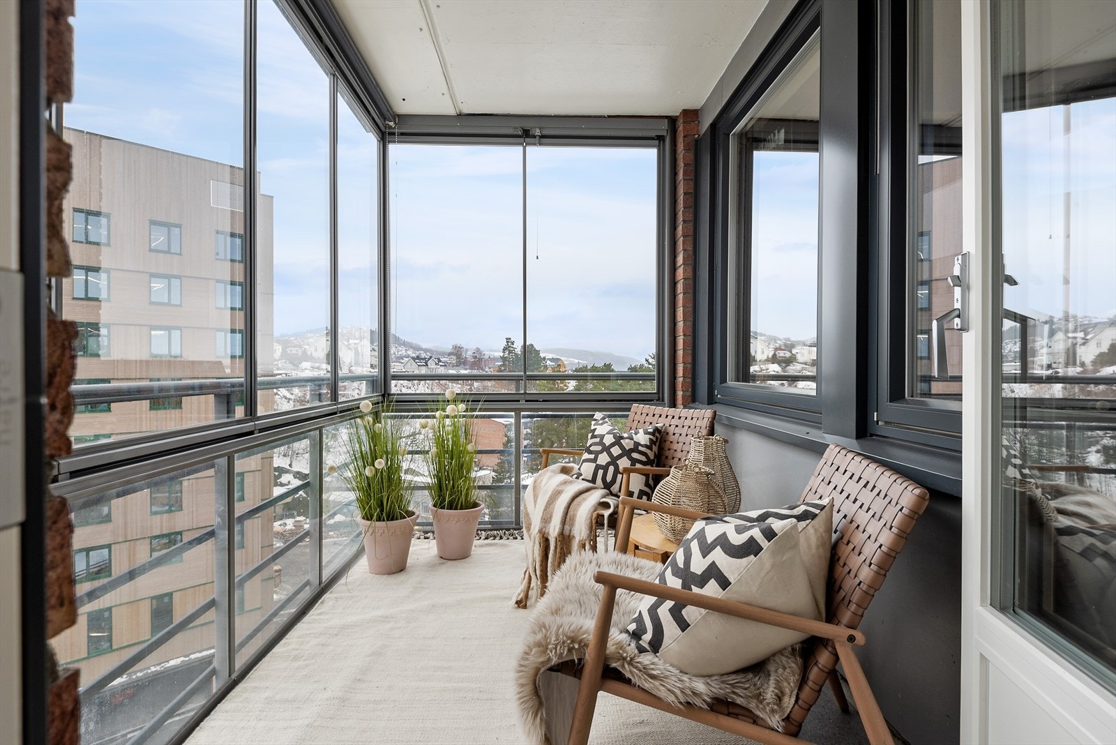 Innglasset balkong med plass for godstoler. Galleribilde