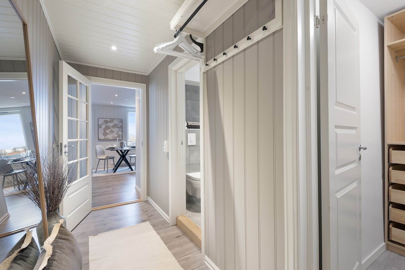 Gang med oppheng for jakker. Galleribilde