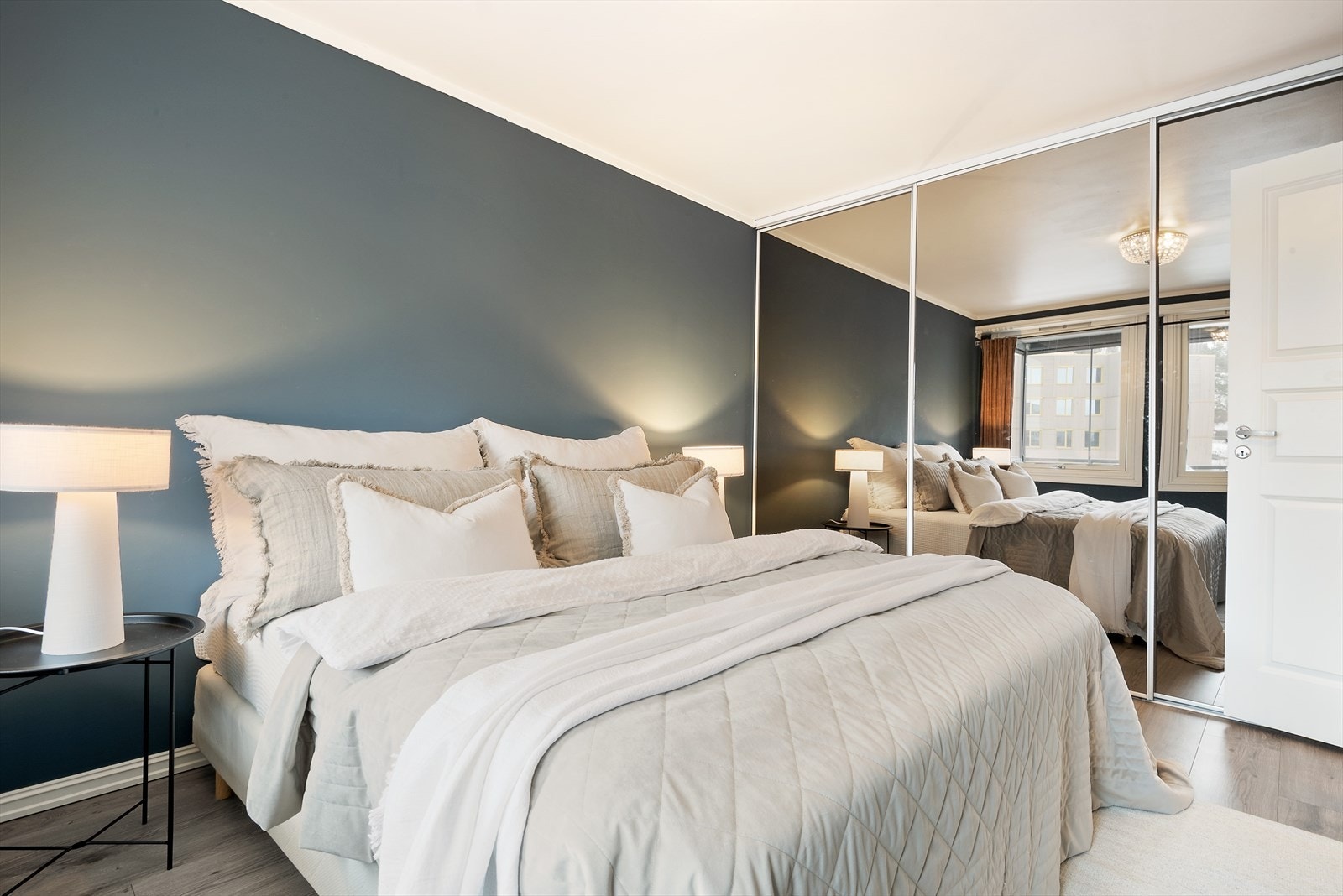 Soverommet har skyvedørsgarderobe. Galleribilde