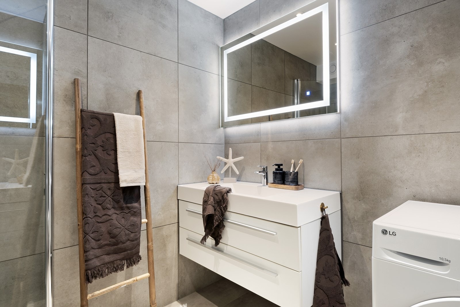 Bad med lys innredning. Galleribilde