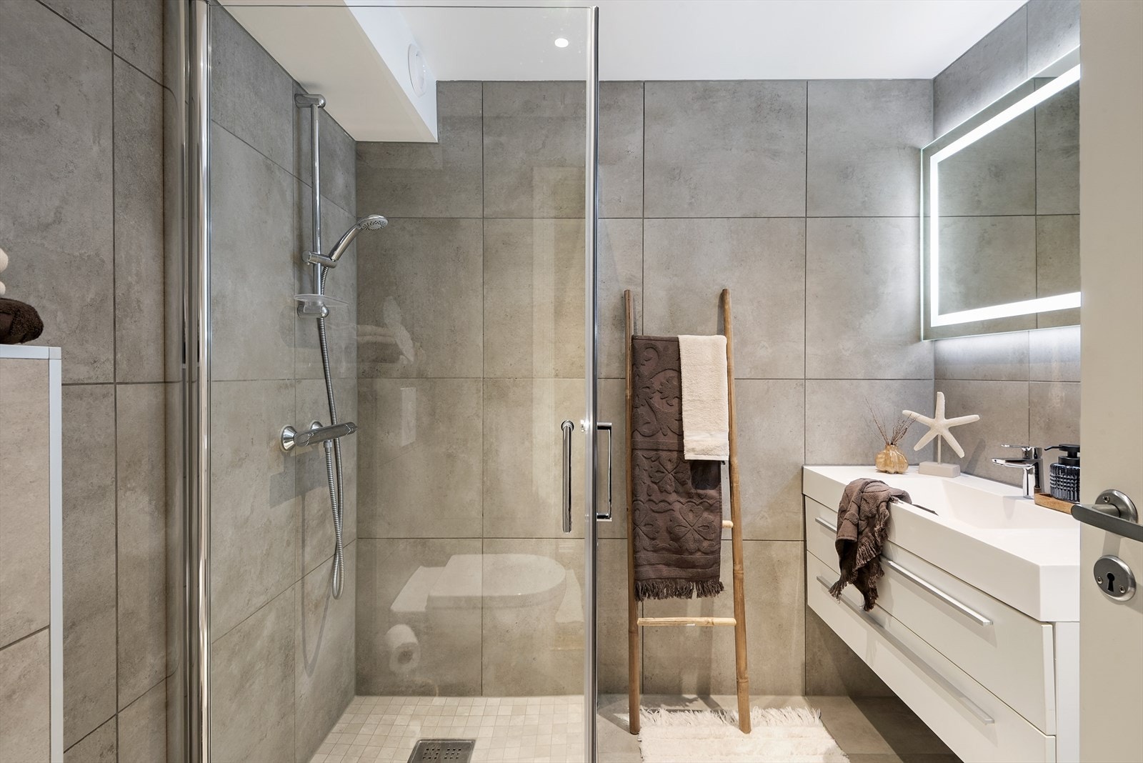 Innbydende bad med dusj. Galleribilde