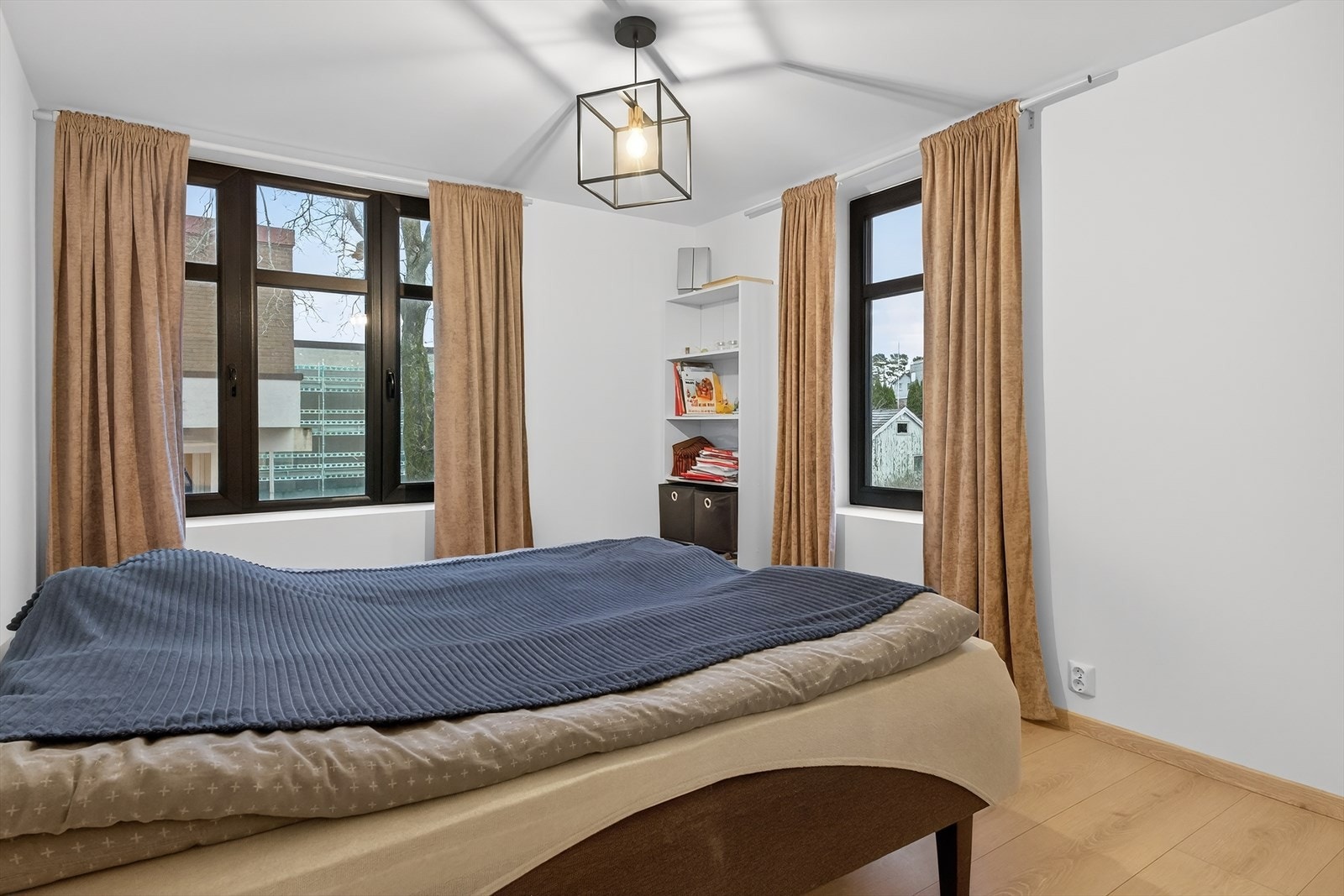 Soverom av god størrelse med flere vindusflater som gir godt med dagslys. Galleribilde