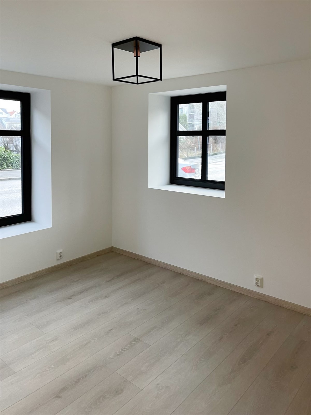 Soverom av god størrelse med lyse flater. Galleribilde