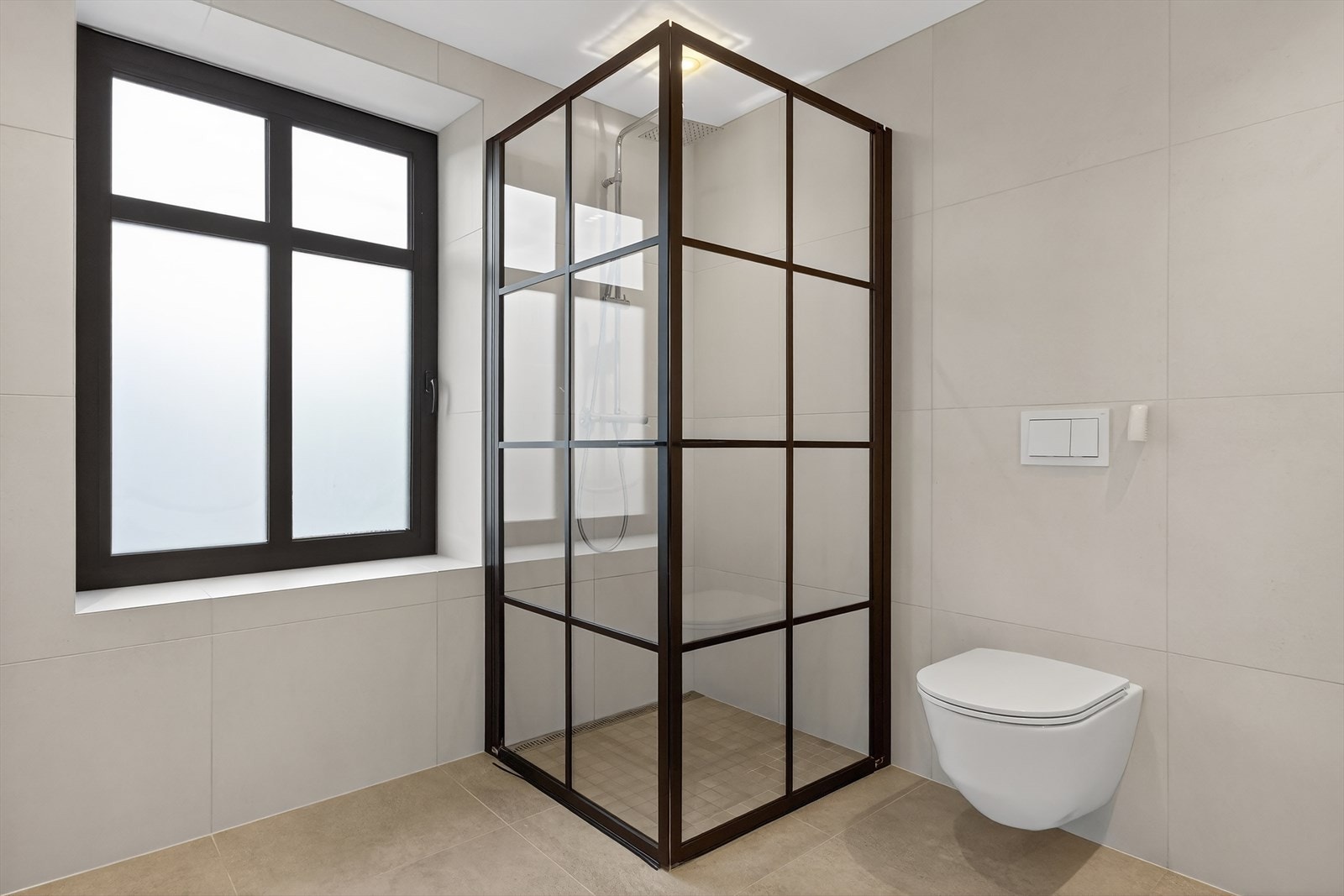 Stilrent dusjhjørne med mosaikkfliser på gulv. Galleribilde