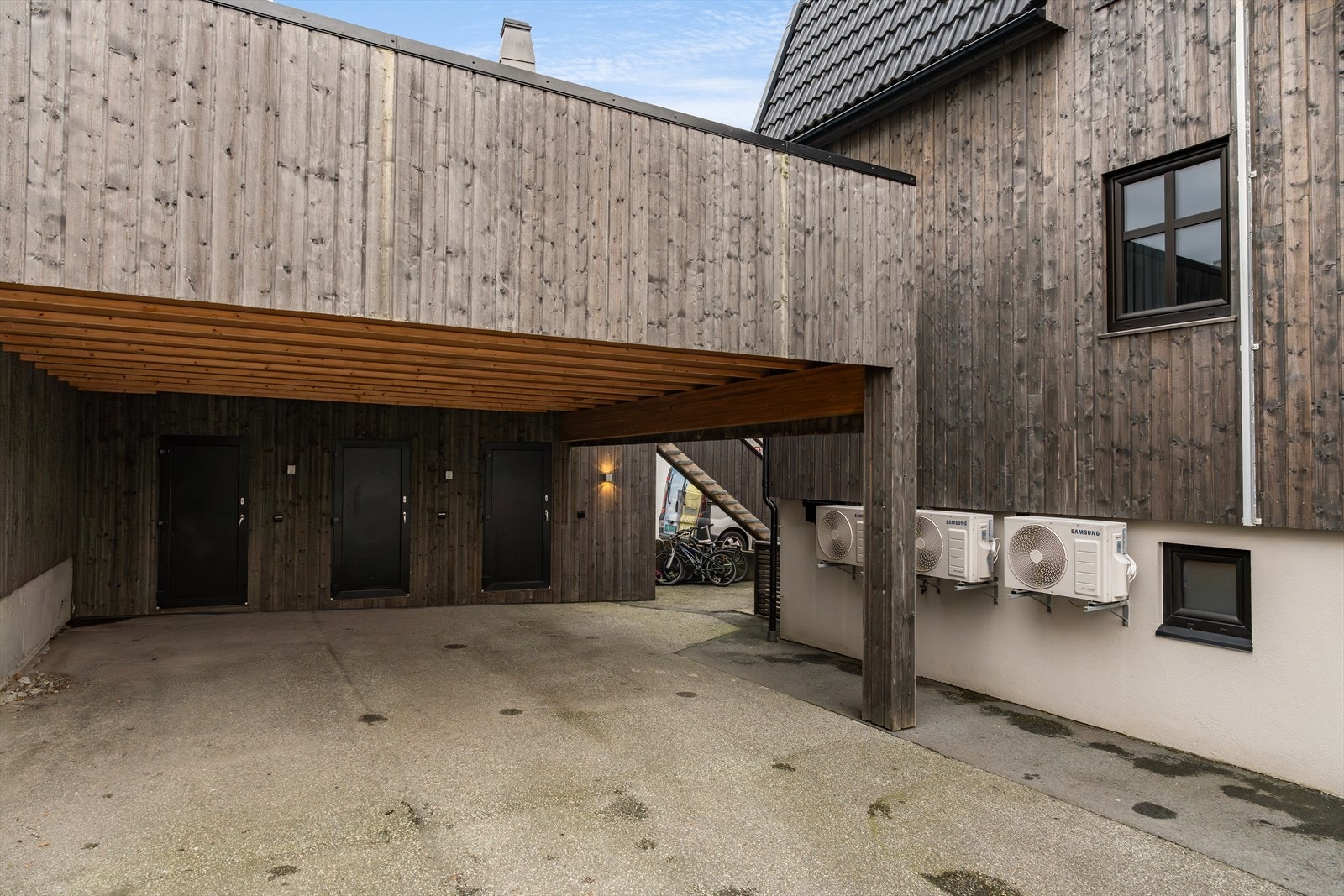 Praktisk carport med utvendige boder. Galleribilde