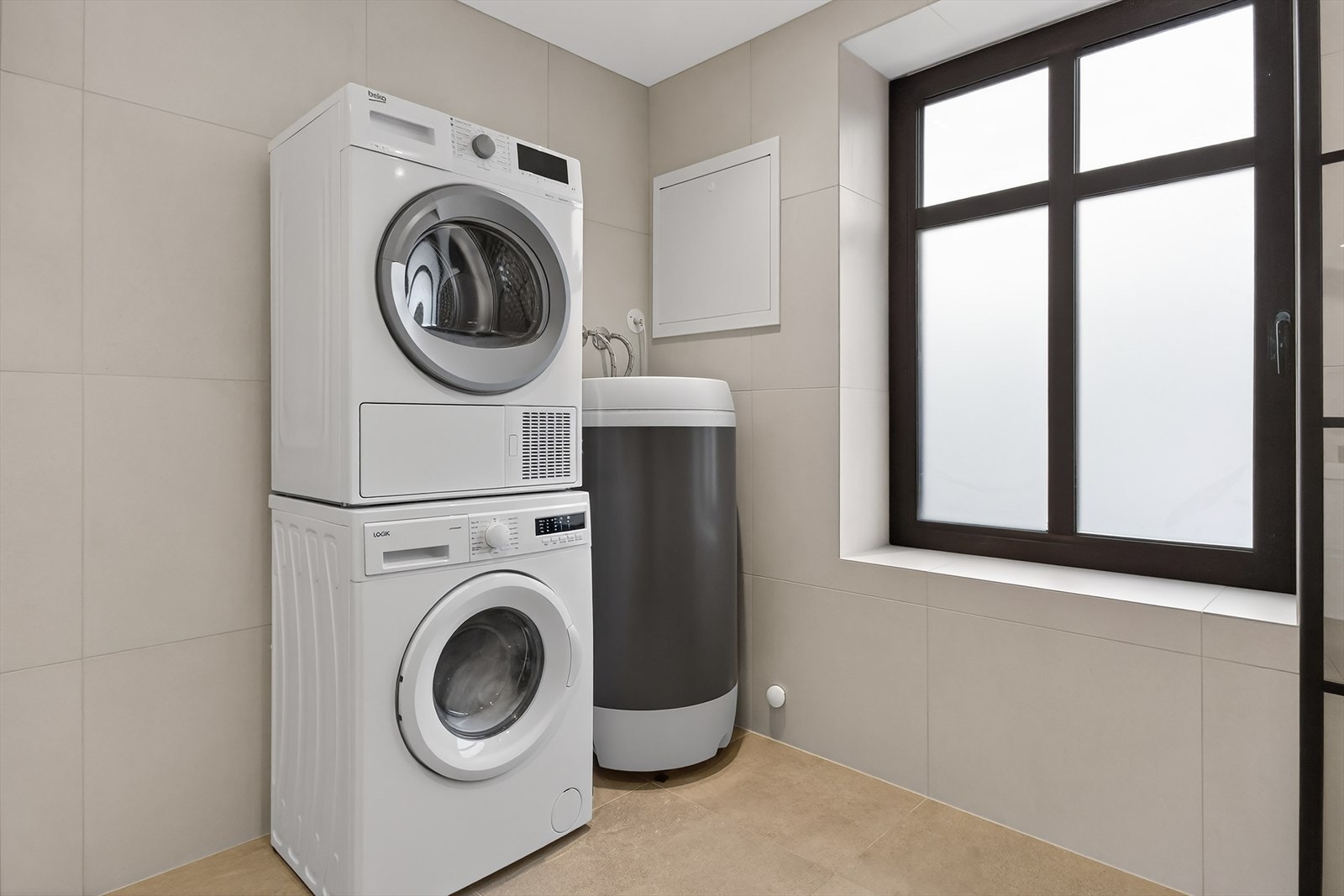 Badet er av god størrelse og har opplegg for vaskemaskin og plass til tørketrommel. Galleribilde