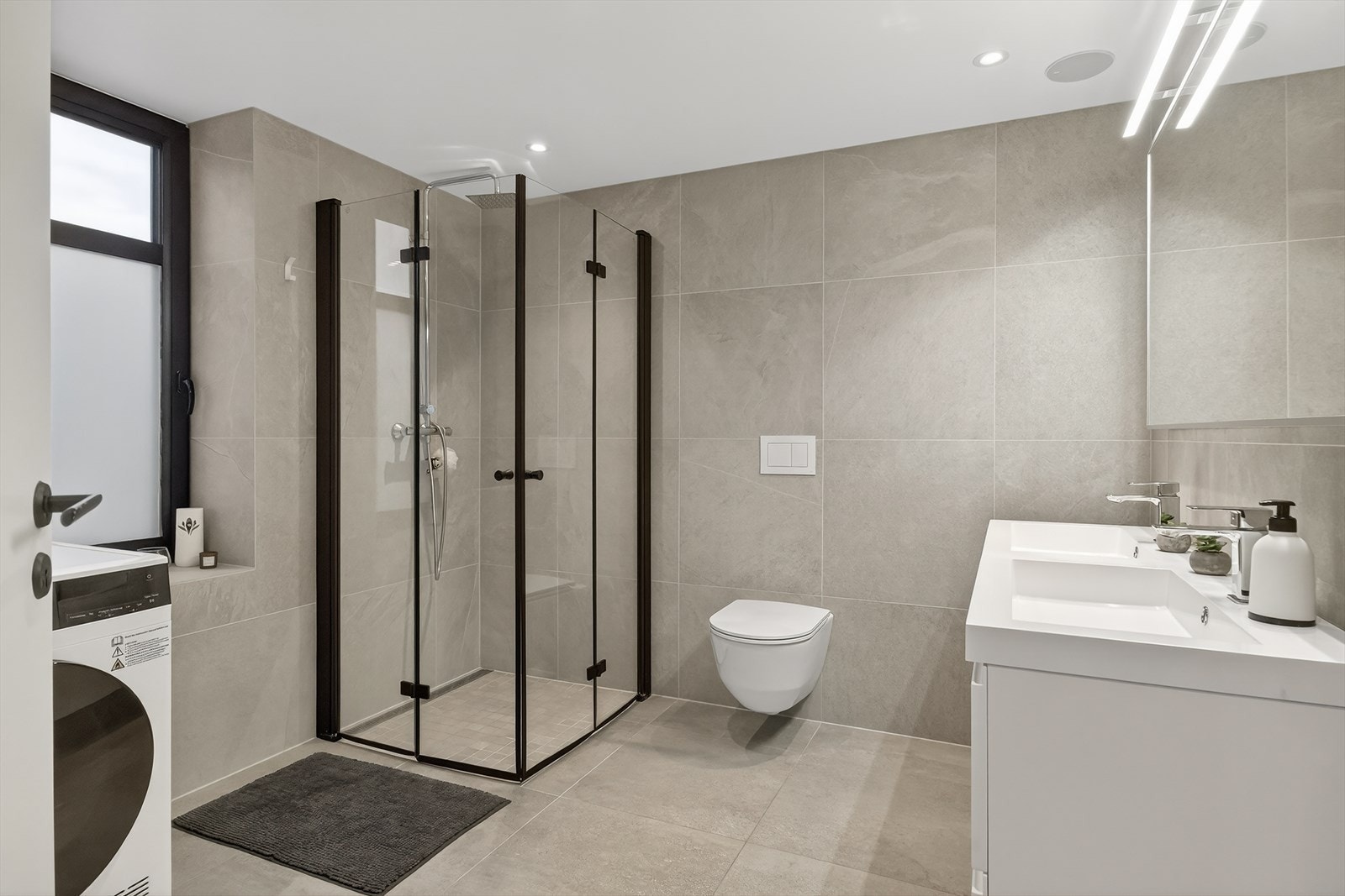 Lekkert dusjhjørne med mosaikkfliser på gulv. Galleribilde