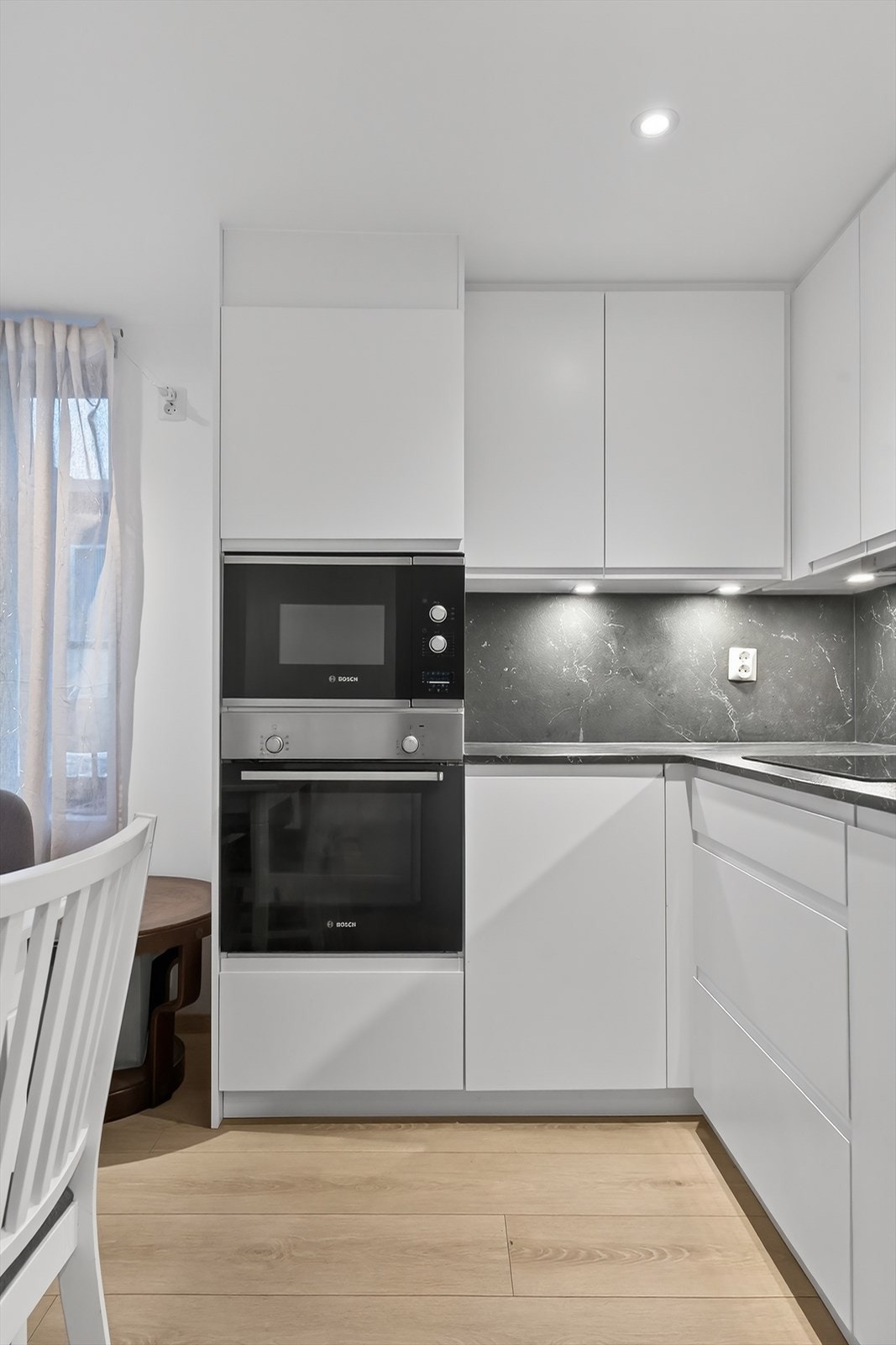 Integrerte hvitevarer som mikro og stekeovn i praktisk høyde løfter standaren. Galleribilde