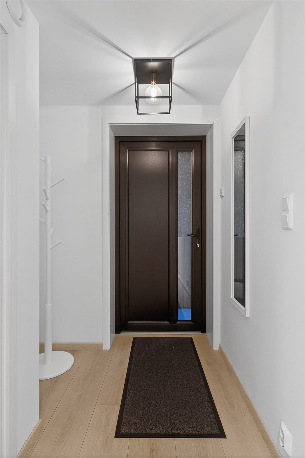 Her ønskes du velkommen inn i en lys og innbydende entré med plass til oppheng av yttertøy. Galleribilde