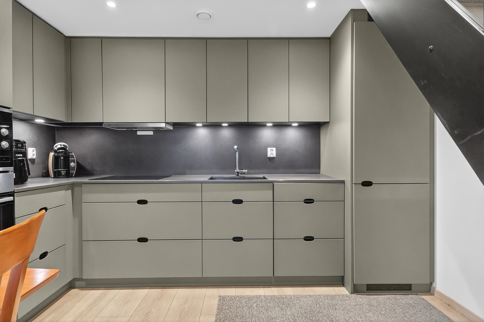 Lekkert kjøkken i en nydelig grønntone. Kjøkkenet har godt med skap og benkeplass. Galleribilde