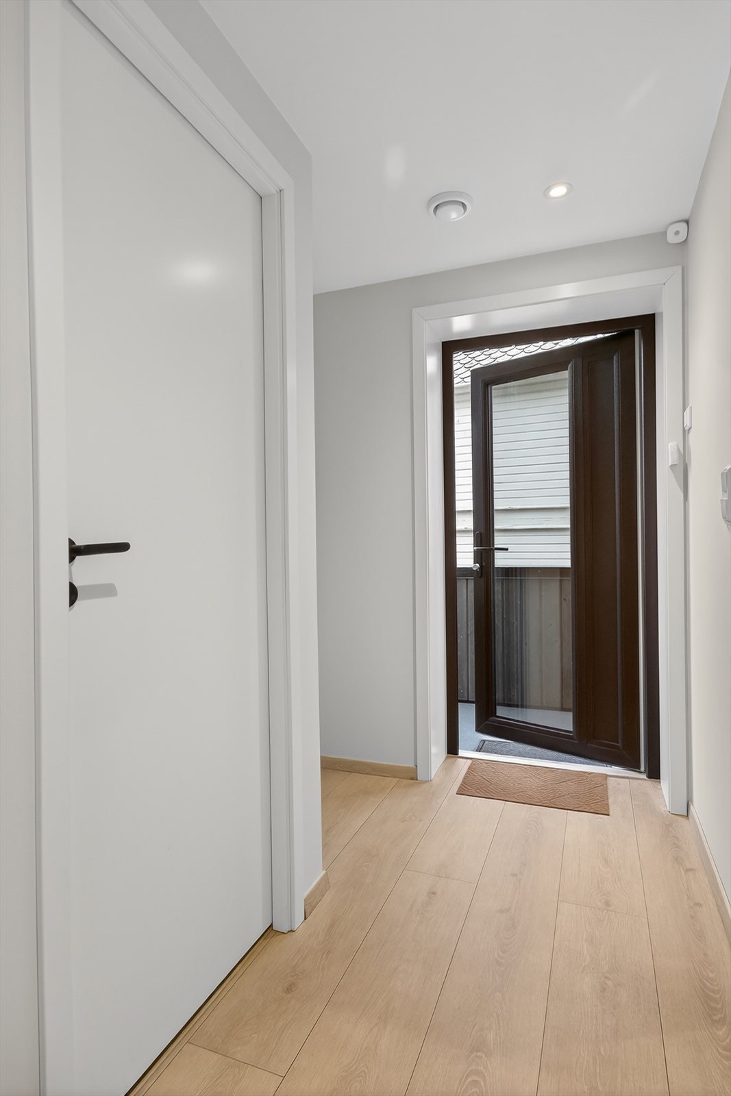 Innbydende entrè med plass til oppheng av yttertøy. Galleribilde