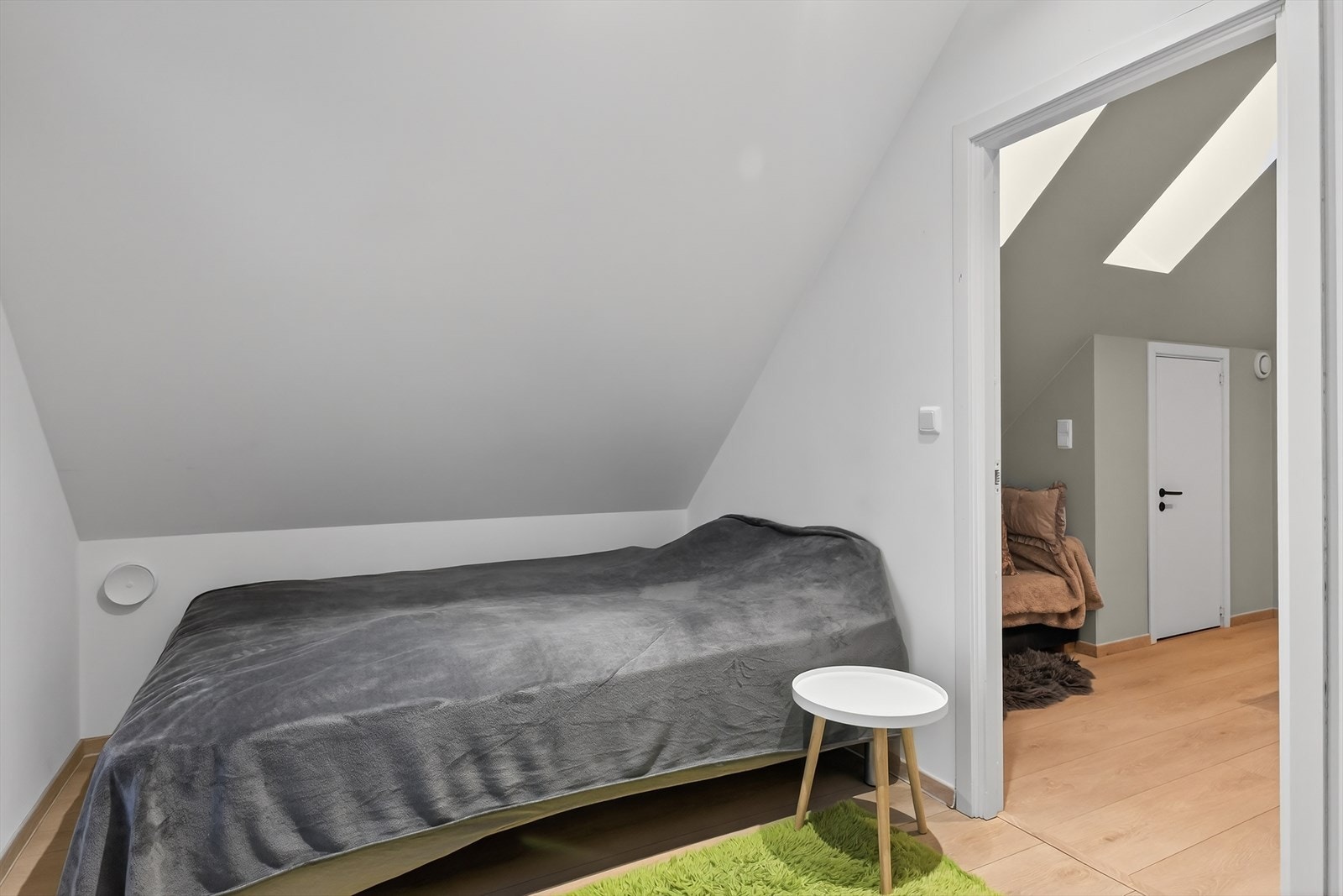 Enstavs laminatgulv er gjennomgående i alle tre boenhetene. Galleribilde