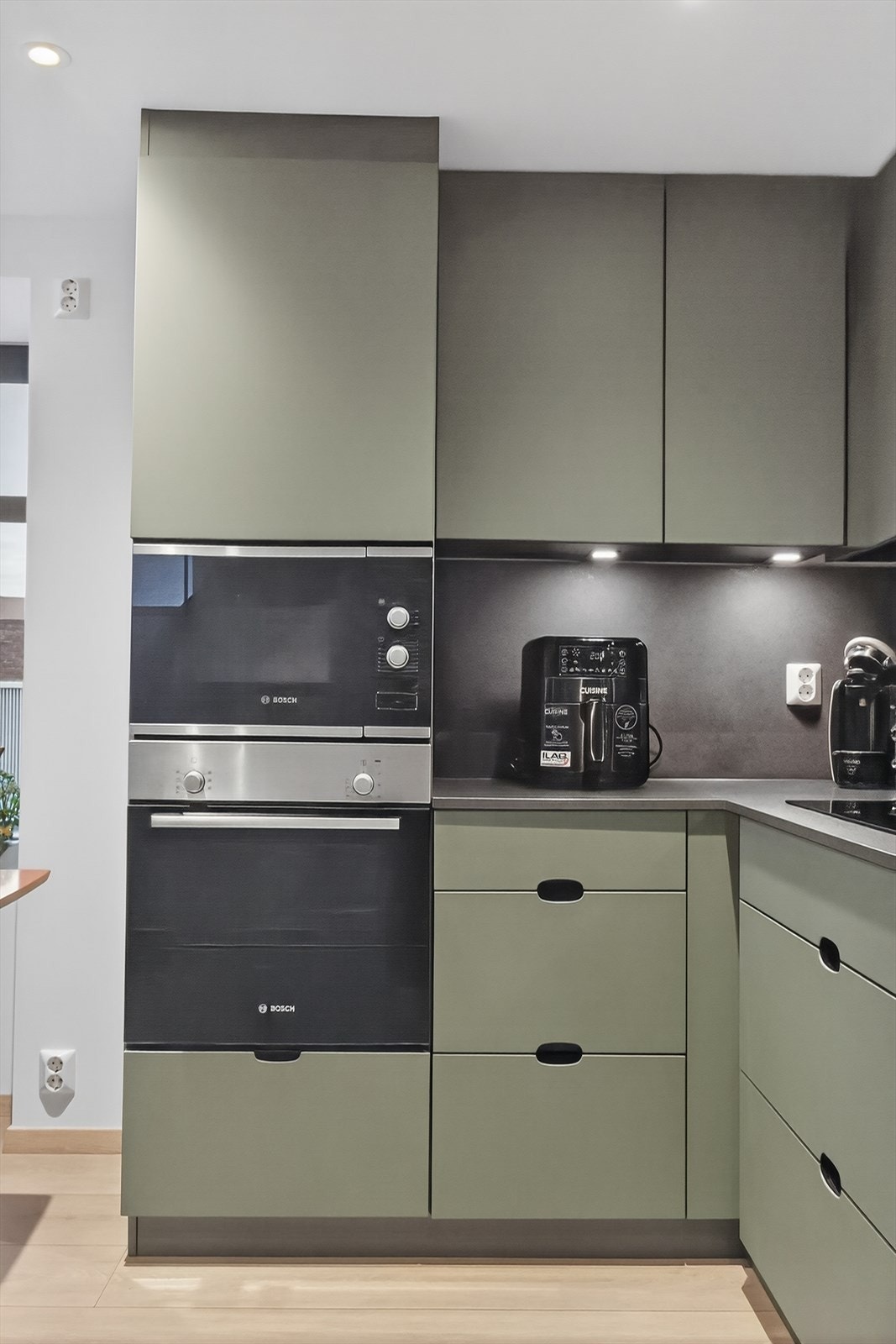 Stekeovn og mikro er smart integrert i arbeidshøyde, noe som både hever komforten og løfter den totale standarden. Galleribilde