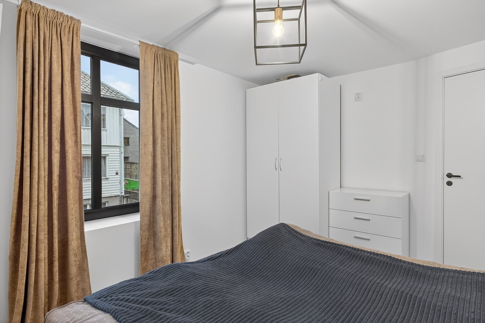 Rommet er av god størrelse med plass til ulik innredning. Galleribilde