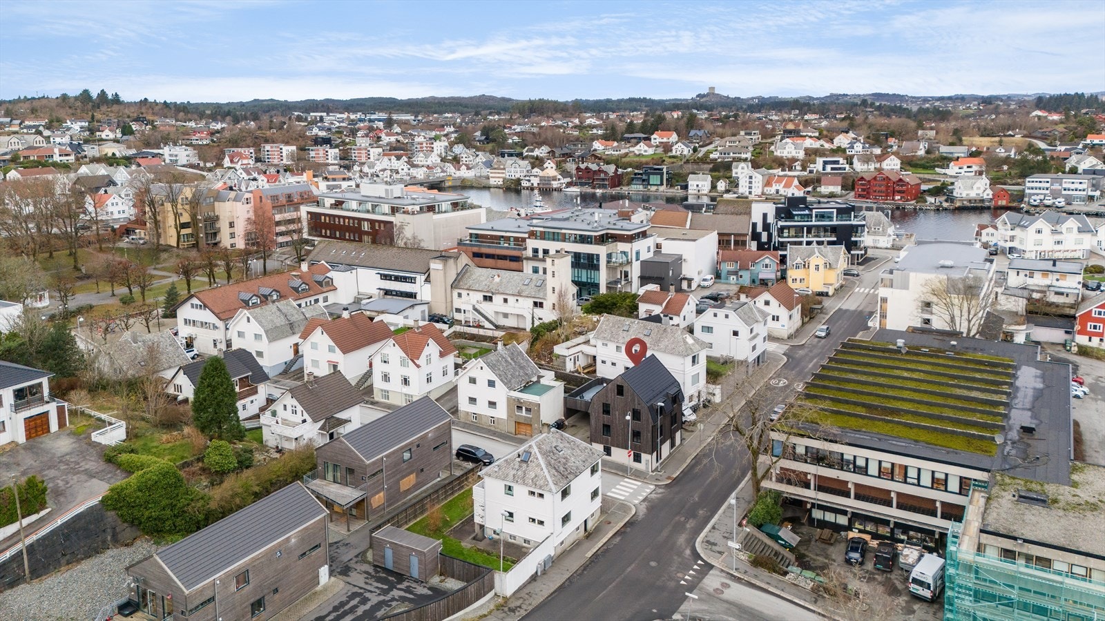 Boligen ligger flott til i et trivelig og etablert boligområde like utenfor sentrum av Kopervik, med kort avstand til både daglige tjenester, skole, barnehage og kollektivtilbud. Galleribilde