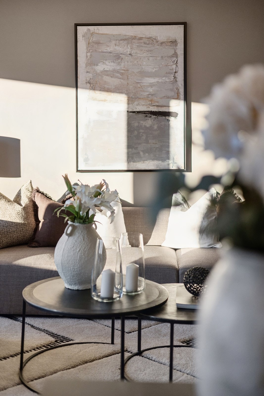 Delikat fargepalett og nøye utvalgte materialer gir boligen et elegant og tidløst preg. Galleribilde